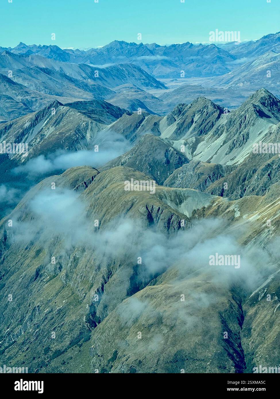 Luftbild von einem kleinen Flugzeug der südlichen Alpen zwischen Queenstown und Milford Sound - Smartphone-aufgenommenes Stockfoto