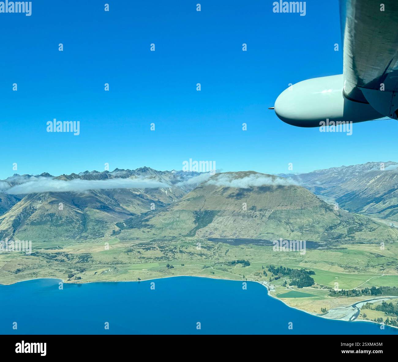 Luftbild von einem kleinen Flugzeug der südlichen Alpen zwischen Queenstown und Milford Sound - Smartphone-aufgenommenes Stockfoto