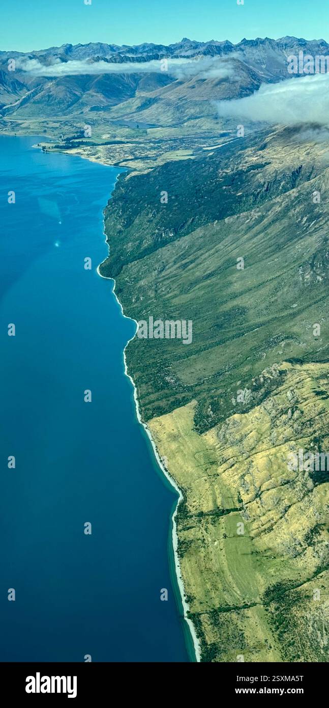 Luftbild von einem kleinen Flugzeug der südlichen Alpen zwischen Queenstown und Milford Sound - Smartphone-aufgenommenes Stockfoto