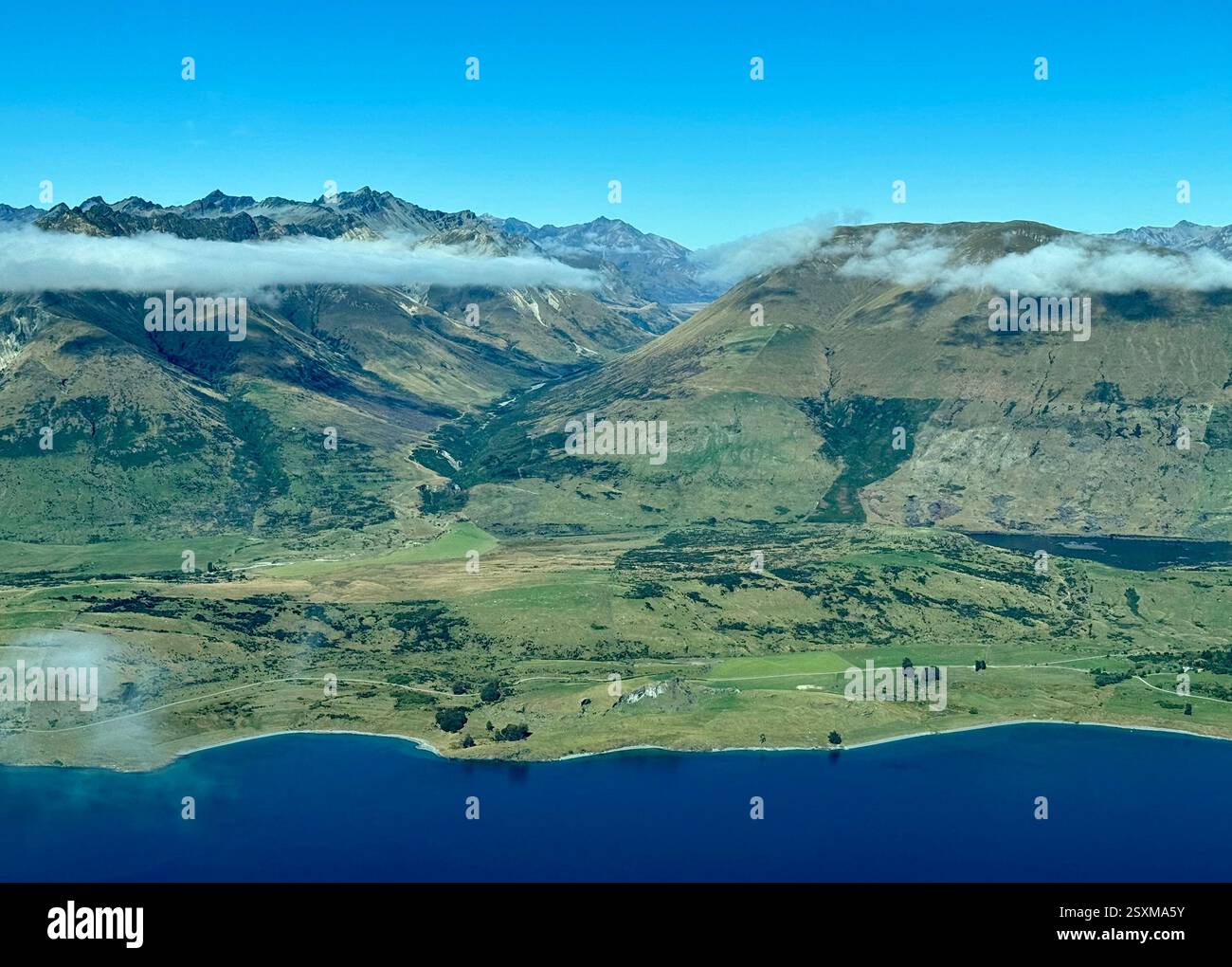 Luftbild von einem kleinen Flugzeug der südlichen Alpen zwischen Queenstown und Milford Sound - Smartphone-aufgenommenes Stockfoto