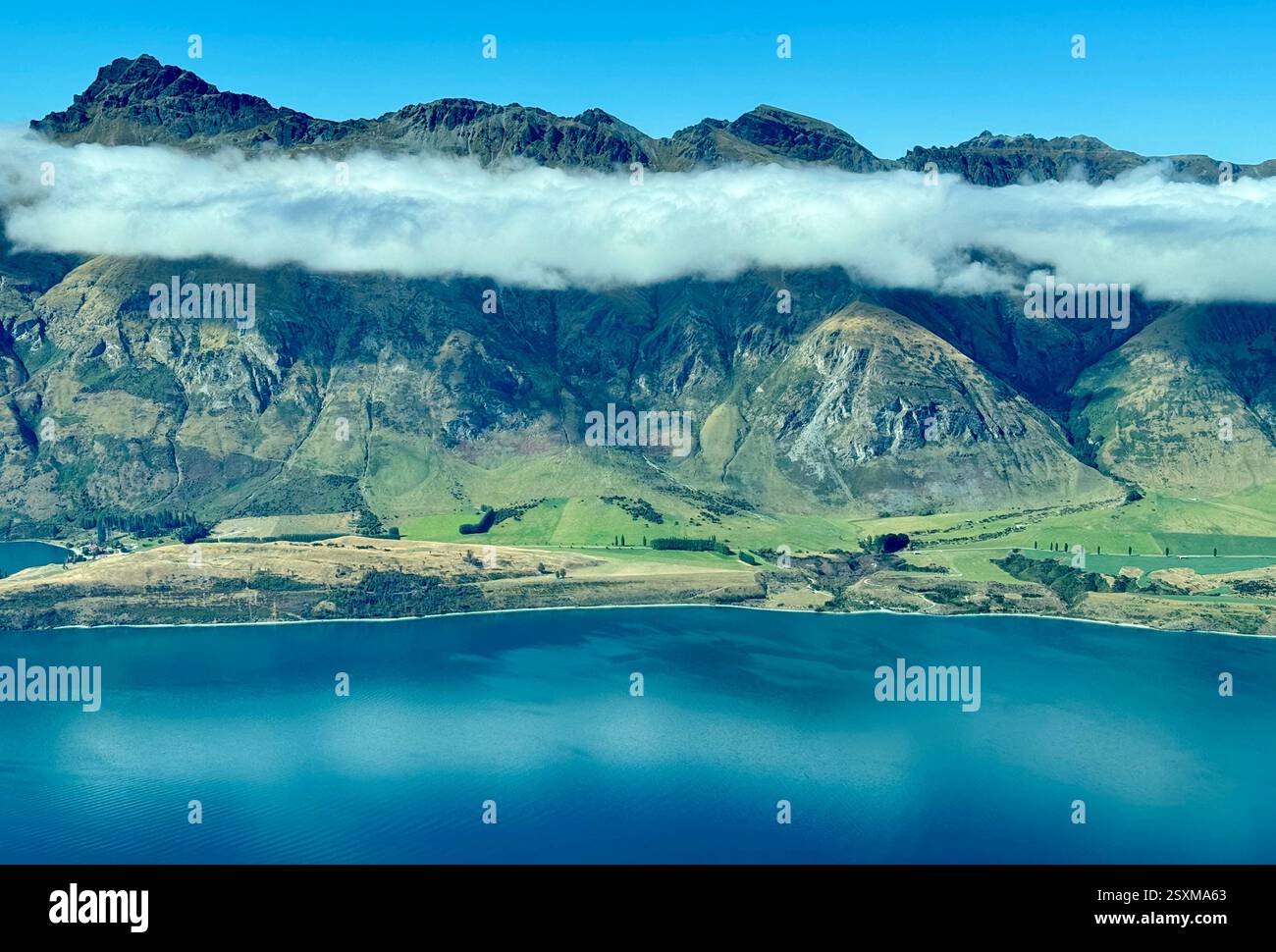 Luftbild von einem kleinen Flugzeug der südlichen Alpen zwischen Queenstown und Milford Sound - Smartphone-aufgenommenes Stockfoto