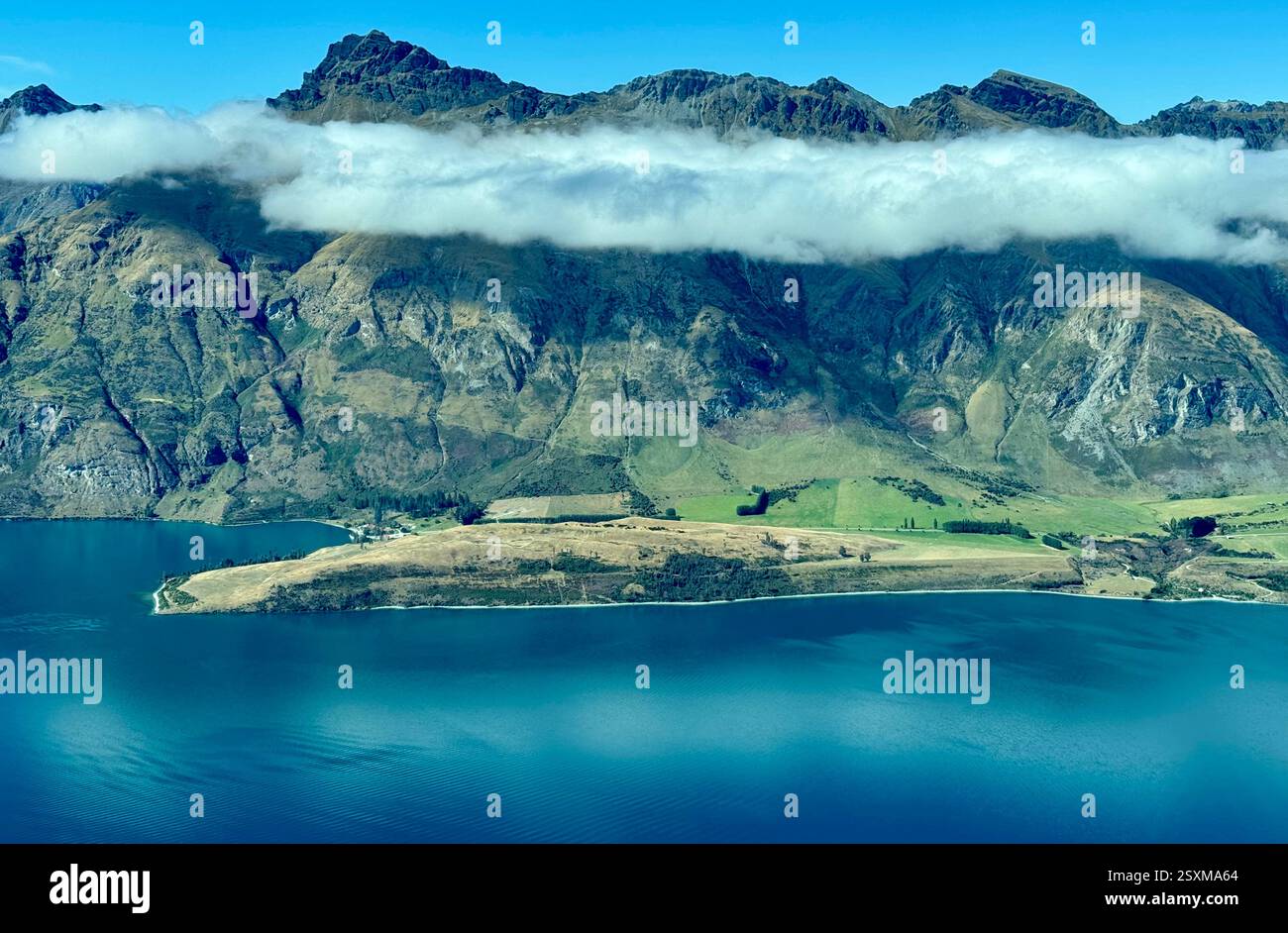 Luftbild von einem kleinen Flugzeug der südlichen Alpen zwischen Queenstown und Milford Sound - Smartphone-aufgenommenes Stockfoto