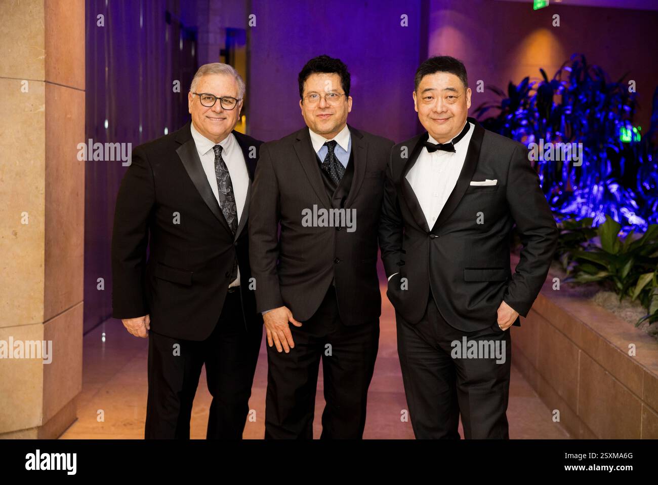 Carlos Amezcua /22 Mal Gewinner der Emmy Awards, Joey Zhou TV Moderator und Gründer von Los Angeles Beverly Arts (LABA) bei den 77. Jährlichen DGA Awards., Beverly Hilt Stockfoto