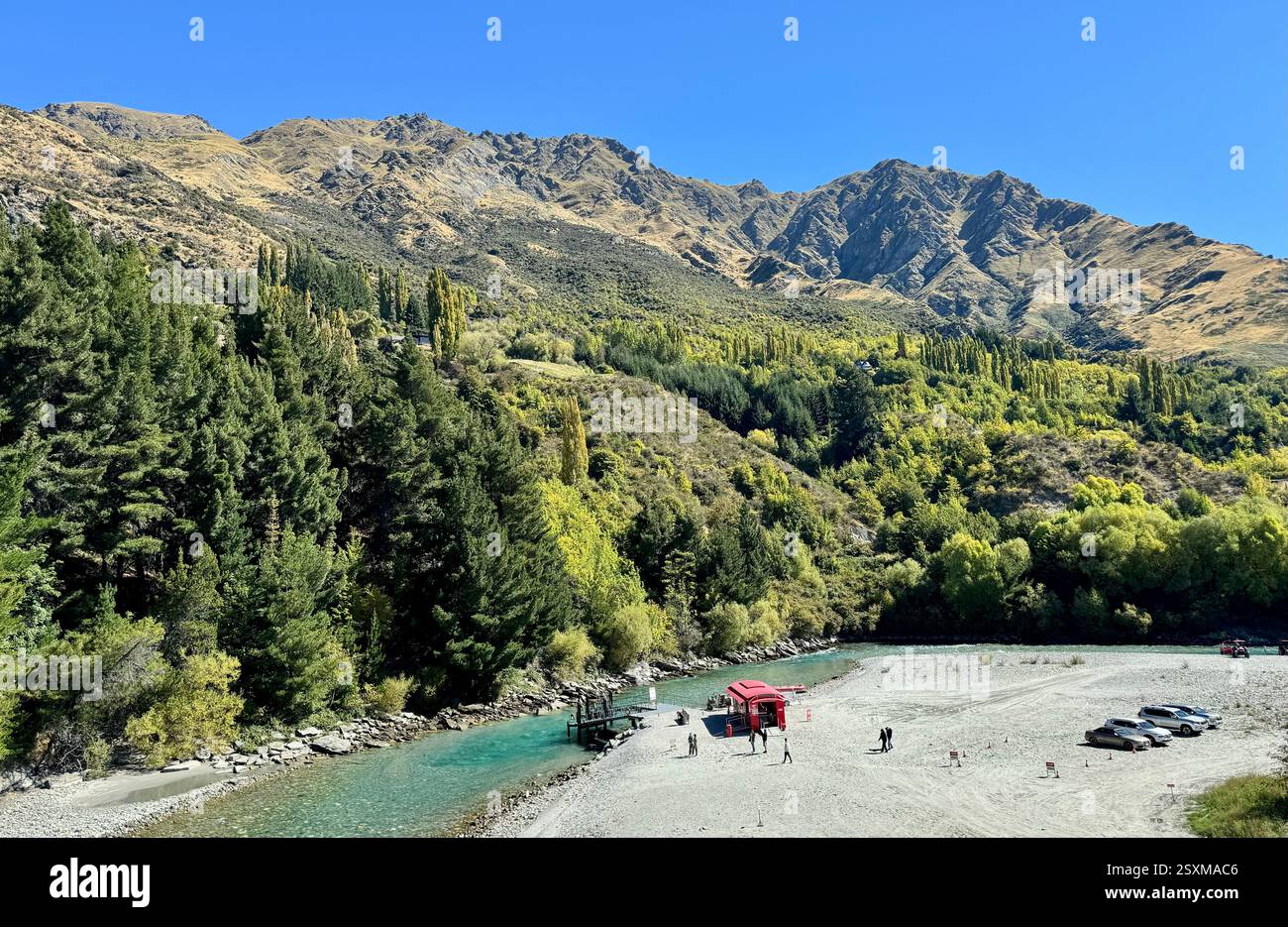 Shotover Jet Boat Ride Depot auf dem Shotover River Queenstown Südinsel Neuseeland Tags (Schlüsselwörter) - Smartphone-aufgenommenes Stockfoto