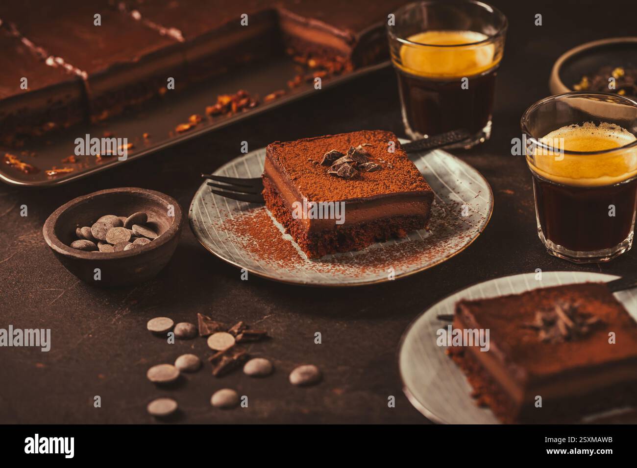 Köstlicher hausgemachter französischer zuckerfreier Schokoladenkuchen mit einer Tasse Espresso Stockfoto