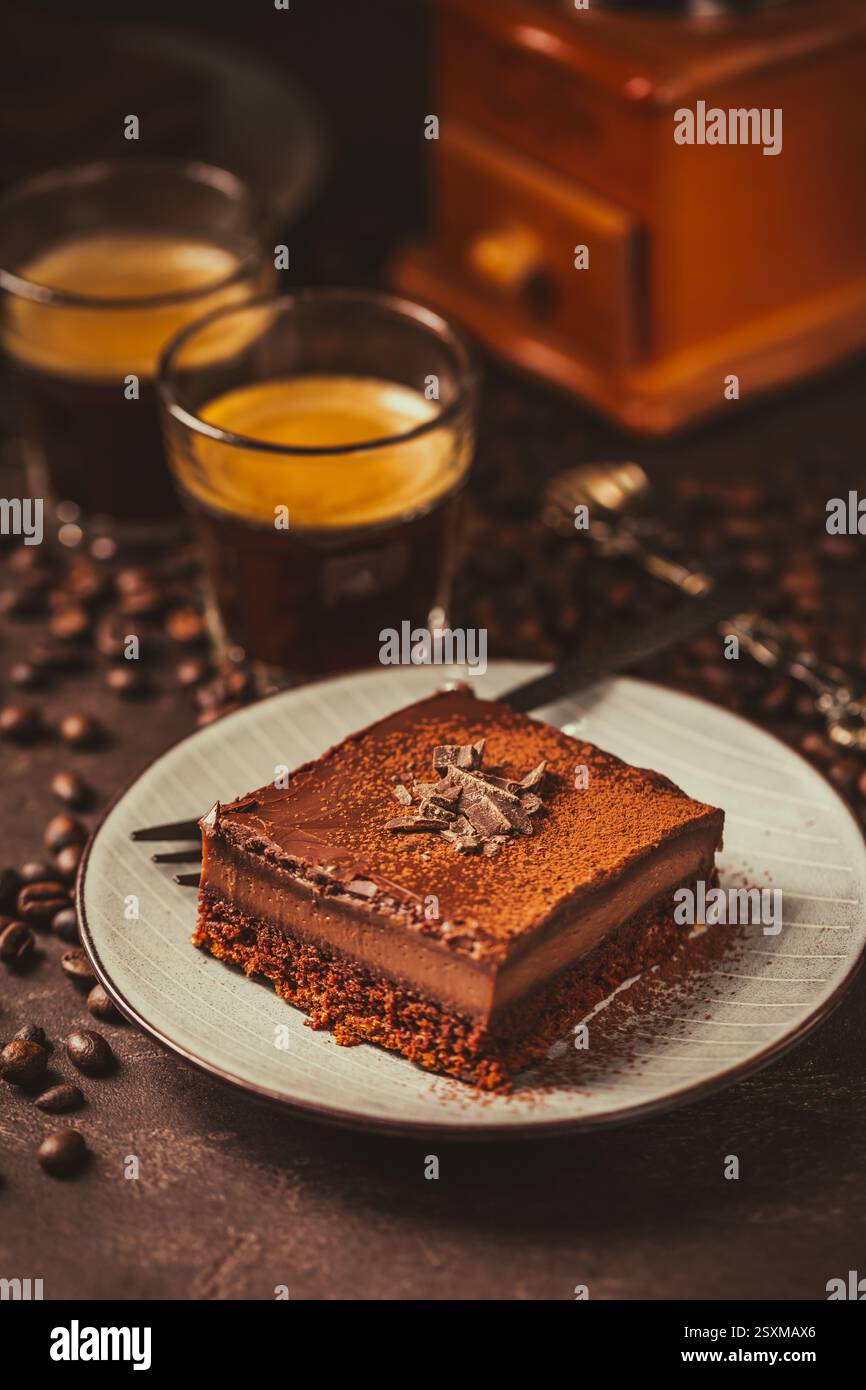 Köstlicher hausgemachter französischer zuckerfreier Schokoladenkuchen mit einer Tasse Espresso Stockfoto