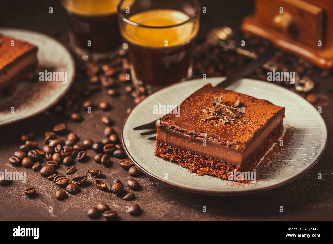 Köstlicher hausgemachter französischer zuckerfreier Schokoladenkuchen mit einer Tasse Espresso Stockfoto