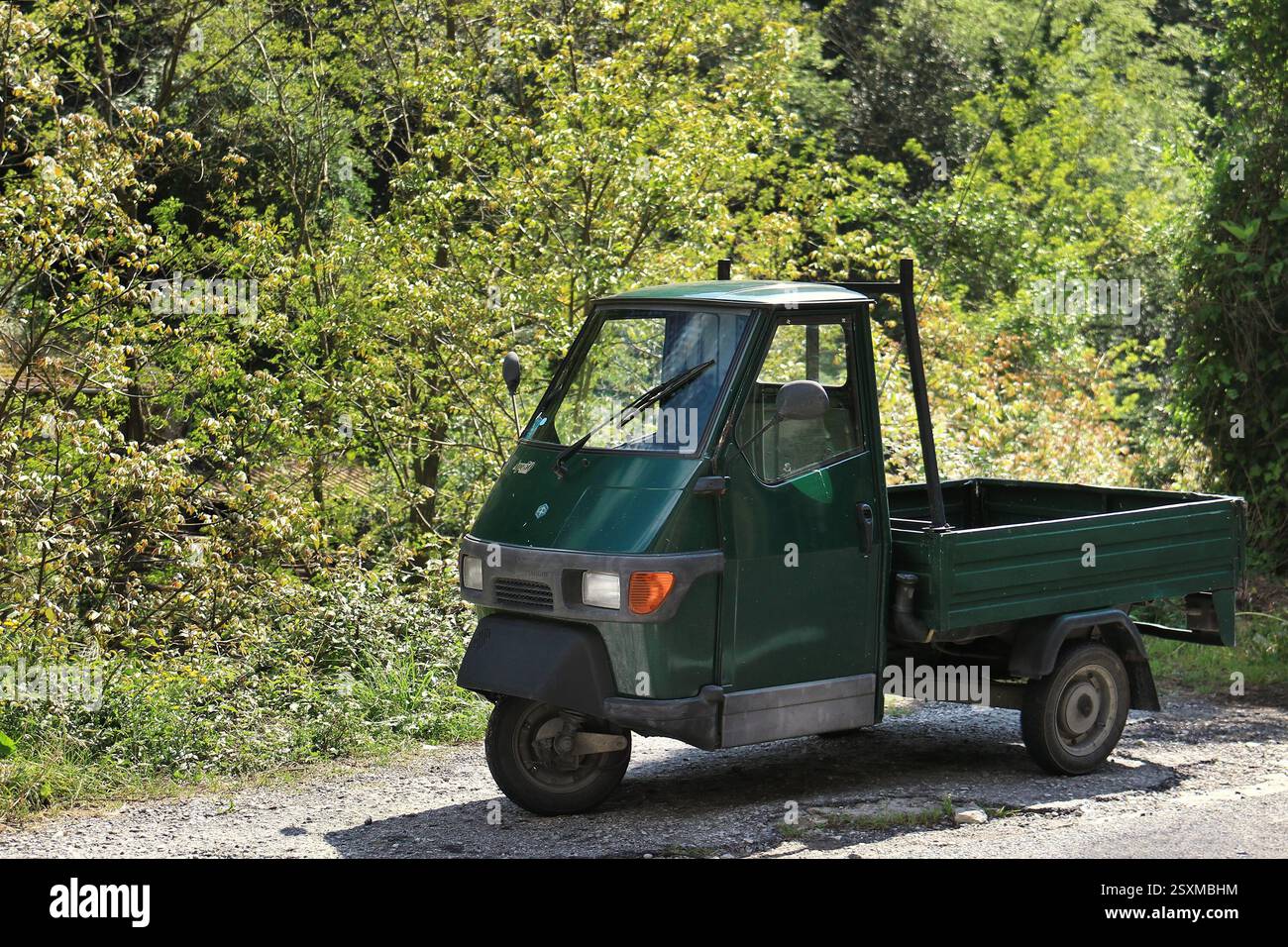 Die typisch Italienische Dreirad, Auto, Piaggio Ape, bergauf in den Cinque Terre, Italien. Diese Autos sind in engen steilen Straßen des Dorfes der Es nützlich Stockfoto