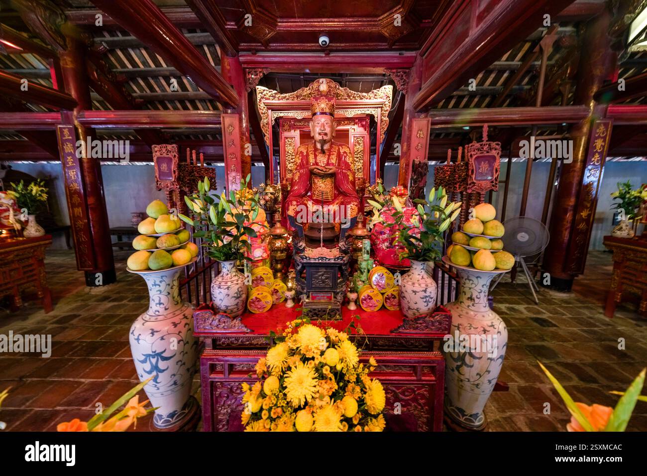 Altar für Konfuzius im vierten Hof, Hochheiligtum, Lễ Thượng điền, des Literaturtempels Văn Miếu, im Giam-Garten von Hanoi. Stockfoto