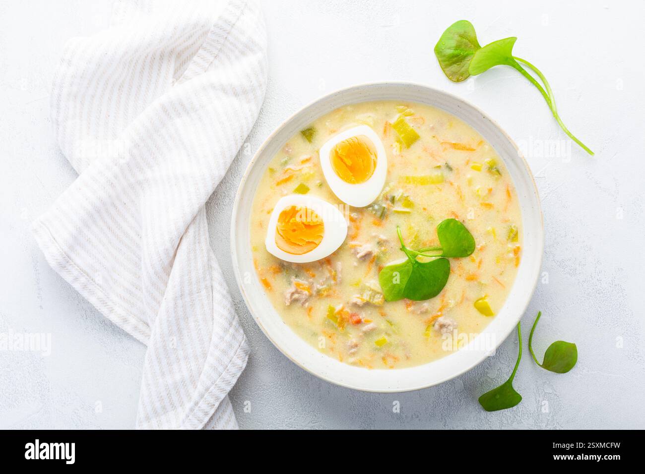 Hausgemachte Ostersuppe mit hart gekochtem Ei und Gemüse Stockfoto