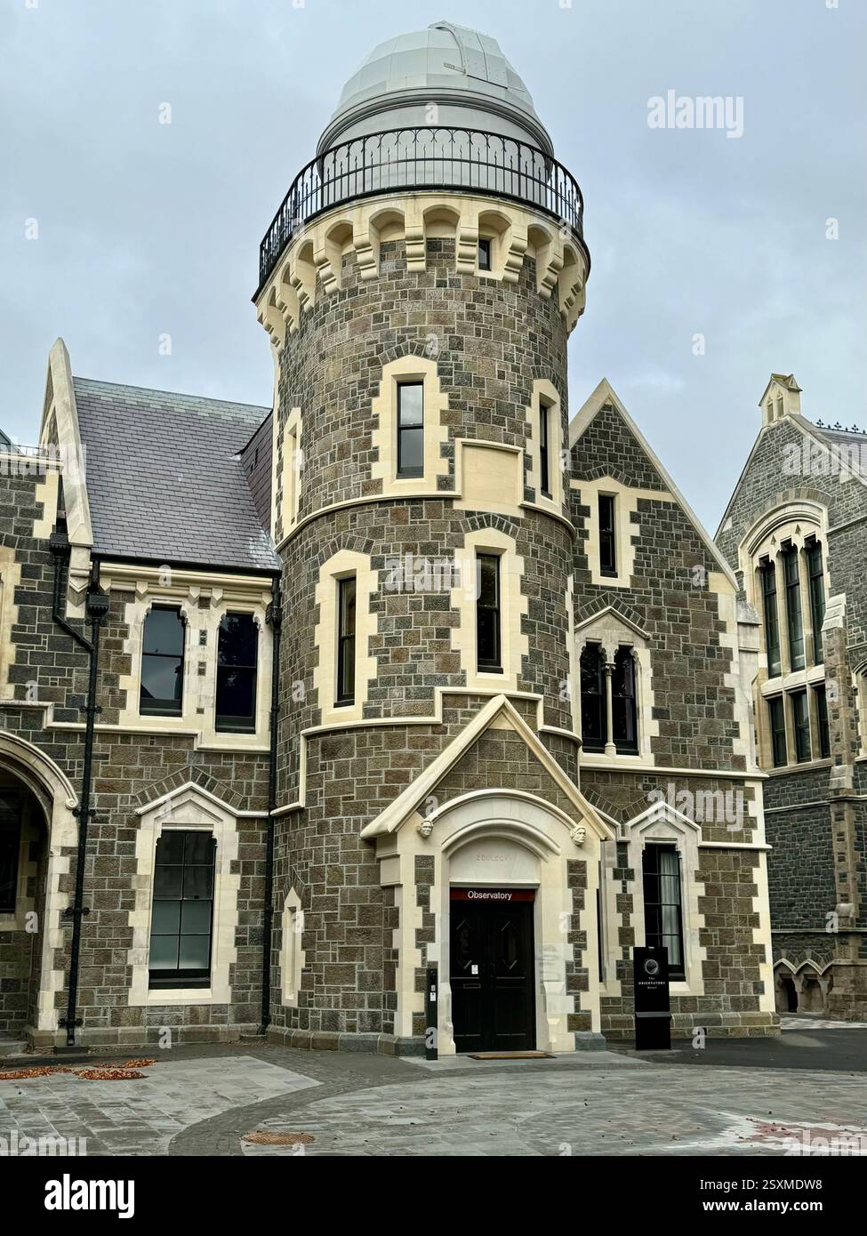 Das ehemalige Canterbury College ist heute das Arts Centre Te Matatiki Toi ora Christchurch Neuseeland. - Smartphone-aufgenommenes Stockfoto