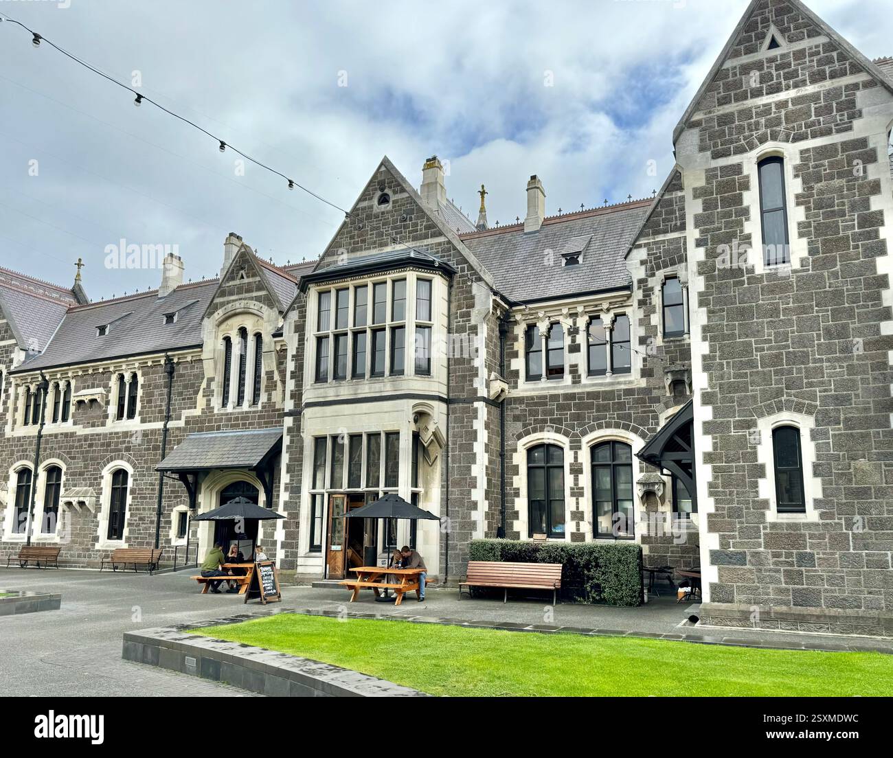 Das ehemalige Canterbury College ist heute das Arts Centre Te Matatiki Toi ora Christchurch Neuseeland. - Smartphone-aufgenommenes Stockfoto