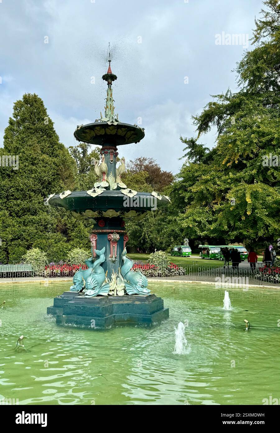 Peacock Fountain befindet sich im Eingang zu Christchurch Botanic Gardens Christchurch Neuseeland. - Smartphone-aufgenommenes Stockfoto