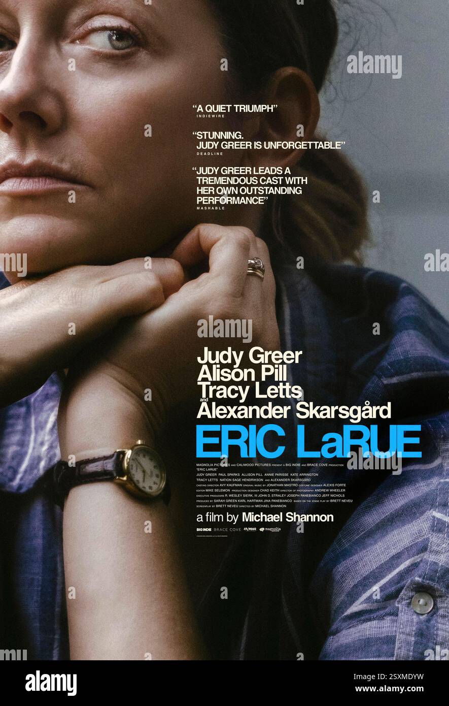 Eric LaRue (2023) von Michael Shannon mit Judy Greer, Alexander Skarsgård und Alison Pill. Dieses psychologische Drama folgt Janice, der Mutter eines Teenagers, der eine Schulschießerei begangen hat, während sie mit Schuld, Wut und Glauben kämpft, während sie die Folgen der Handlungen ihres Sohnes durchsucht. US-Poster NUR FÜR REDAKTIONELLE ZWECKE. Quelle: BFA / Magnolia Pictures Stockfoto