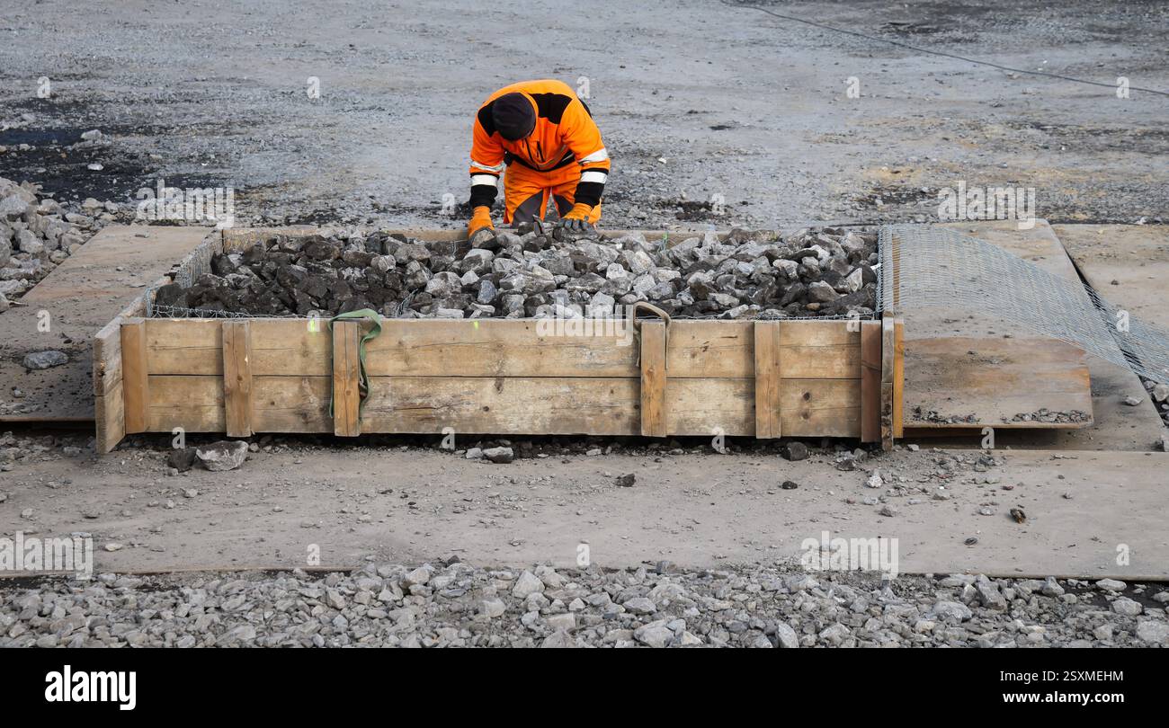 Dinslaken, Voerde, Nordrhein-Westfalen, Deutschland - neue Emschermuendung in den Rhein. Sanierung der Deiche nach Deicherosion beim Hochwasser 2023. Bau von Gabionen, Steinkoerben, die am Flussufer den Deich schützen. Renaturierung der Emscher. Hochwasserschutz durch Flaechenausweitung. Die Muendung der Emscher in den Rhein wurde von Dinslaken um knapp 500 Meter noerdlich nach Voerde verlegt. Fische koennen jetzt vom Rhein durch ein neu geschaffenes Auengebiet barrierefrei die neue Emscher hochschwimmen. Die Emscher ist nach dem Bau eines parallel verlaufenden Abwasserkanals seit Januar 2022 Stockfoto