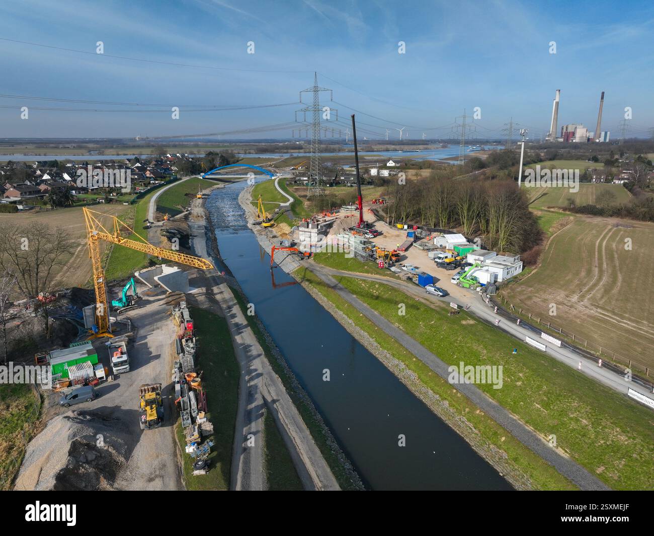 Dinslaken, Voerde, Nordrhein-Westfalen, Deutschland - neue Emscher-Mündung in den Rhein. Neubau der Eisenbahnbrücke und Restaurierung der Stockfoto
