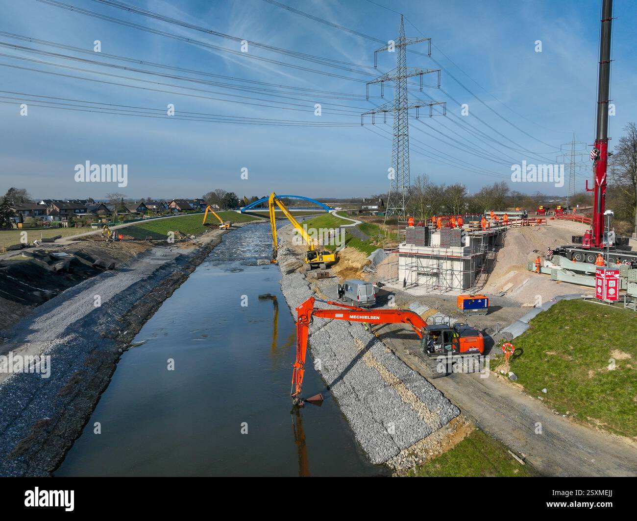 Dinslaken, Voerde, Nordrhein-Westfalen, Deutschland - neue Emscher-Mündung in den Rhein. Neubau der Eisenbahnbrücke und Restaurierung der Stockfoto