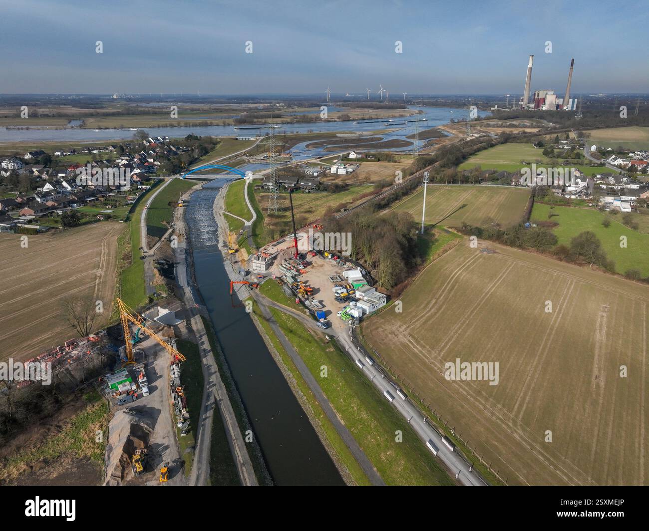 Dinslaken, Voerde, Nordrhein-Westfalen, Deutschland - neue Emscher-Mündung in den Rhein. Neubau der Eisenbahnbrücke und Restaurierung der Stockfoto