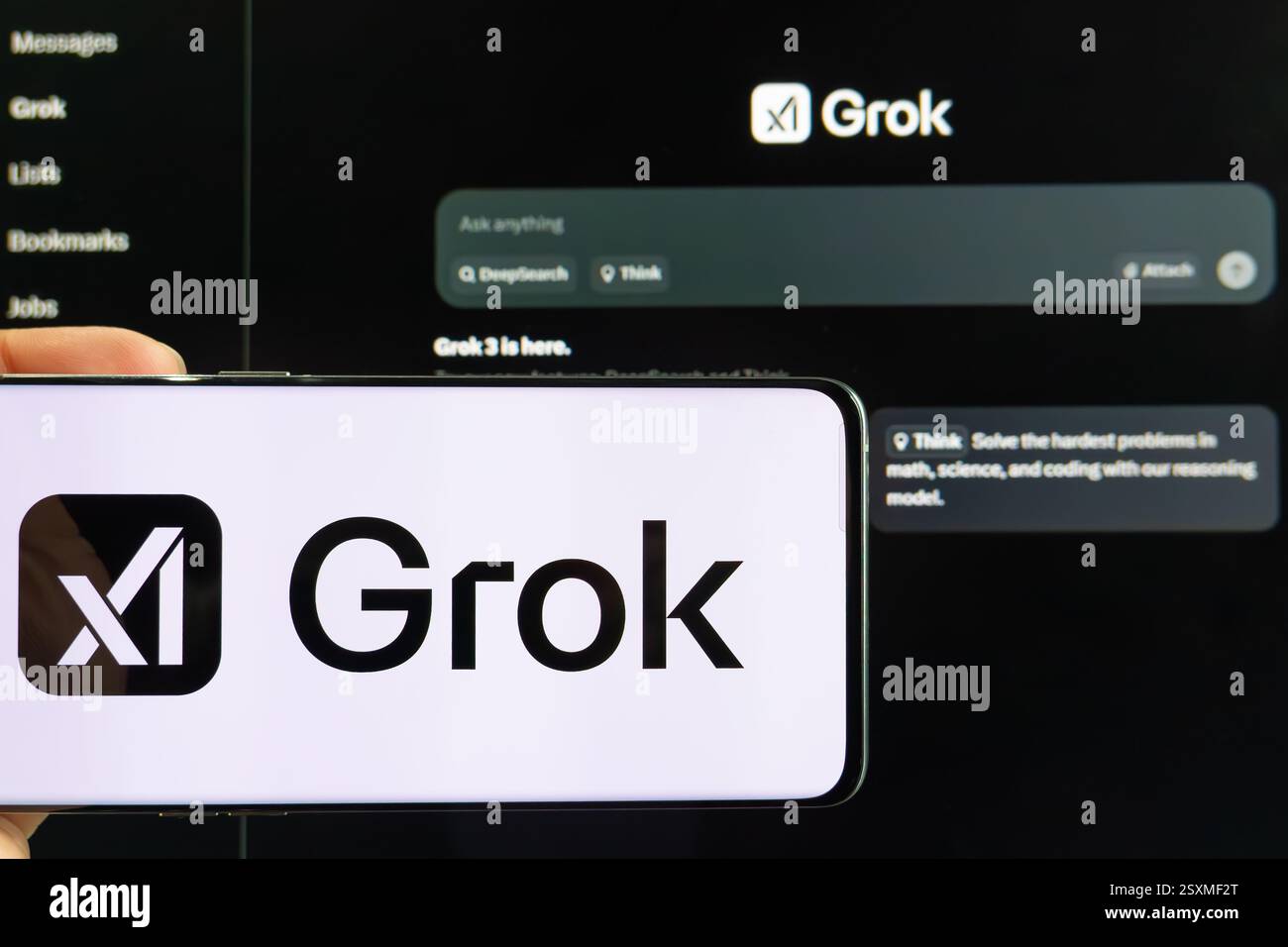 ZHONGSHAN China-25. Februar 2025: Ein Handy mit Grok-Logo vor der Grok 3-Website in horizontaler Komposition. Stockfoto