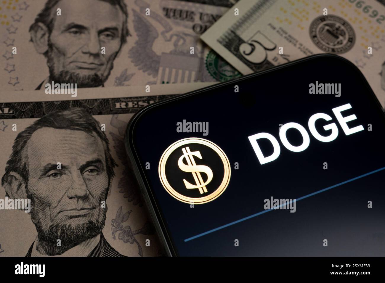 DOGE US Department of Government Efficiency Logo auf dem Smartphone-Bildschirm zu sehen. Elon Musks Kostenoptimierung. Konzept. Stafford, Großbritannien, 25. Februar 2025 Stockfoto