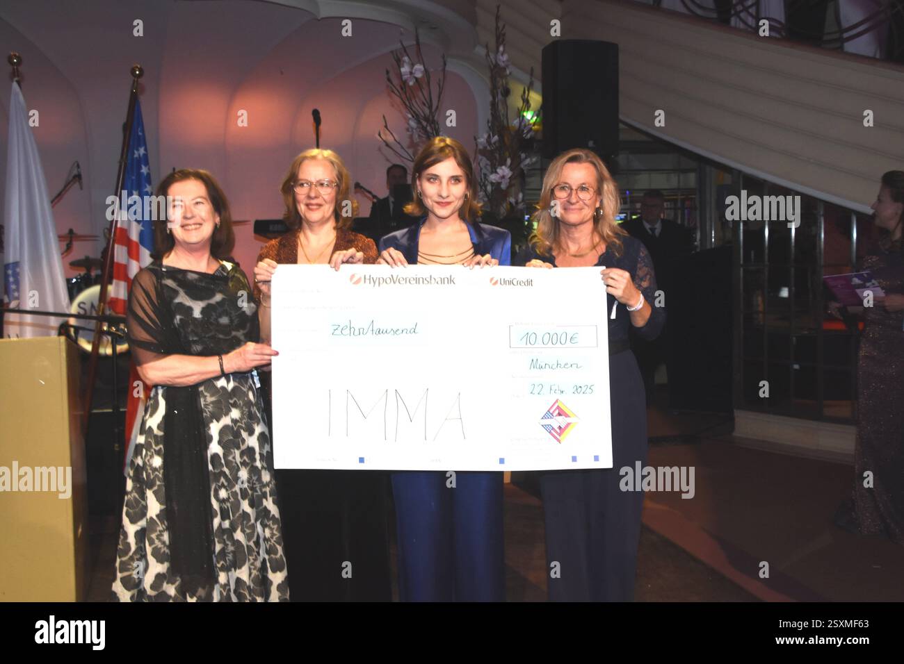 Andrea Hellmann GAWC-Praesidentin Sabine Wieninger, Geschaeftsfuehrerinnen von IMMA Karitative Einrichtung Susanne Meiller Saengerin Scheckueberreichung von 10000 Euro Gundula Brunner Geschaeftsfuhrerin IMMA 10.000 München 22.02,2025 Hotel Bayerischer 02,2025 Hof Stockfoto