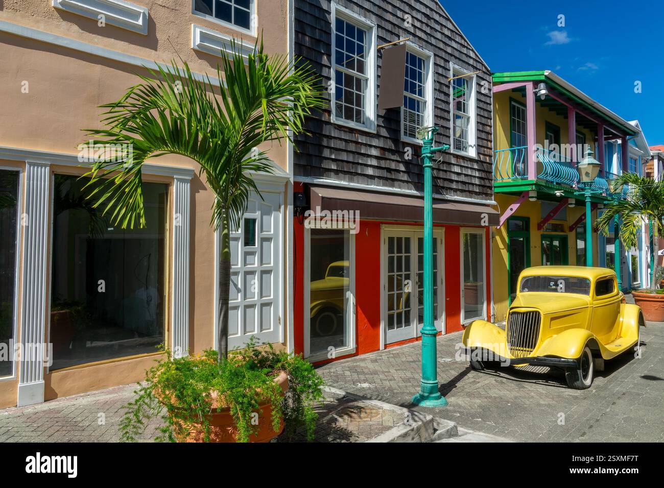 Oldtimer und alte Häuser in der Old Street, buntes Stadtbild in Philipsburg, Karibikreisen, Insel Sint Maarten (Saint Martin), Niederländisch-Westindien Stockfoto