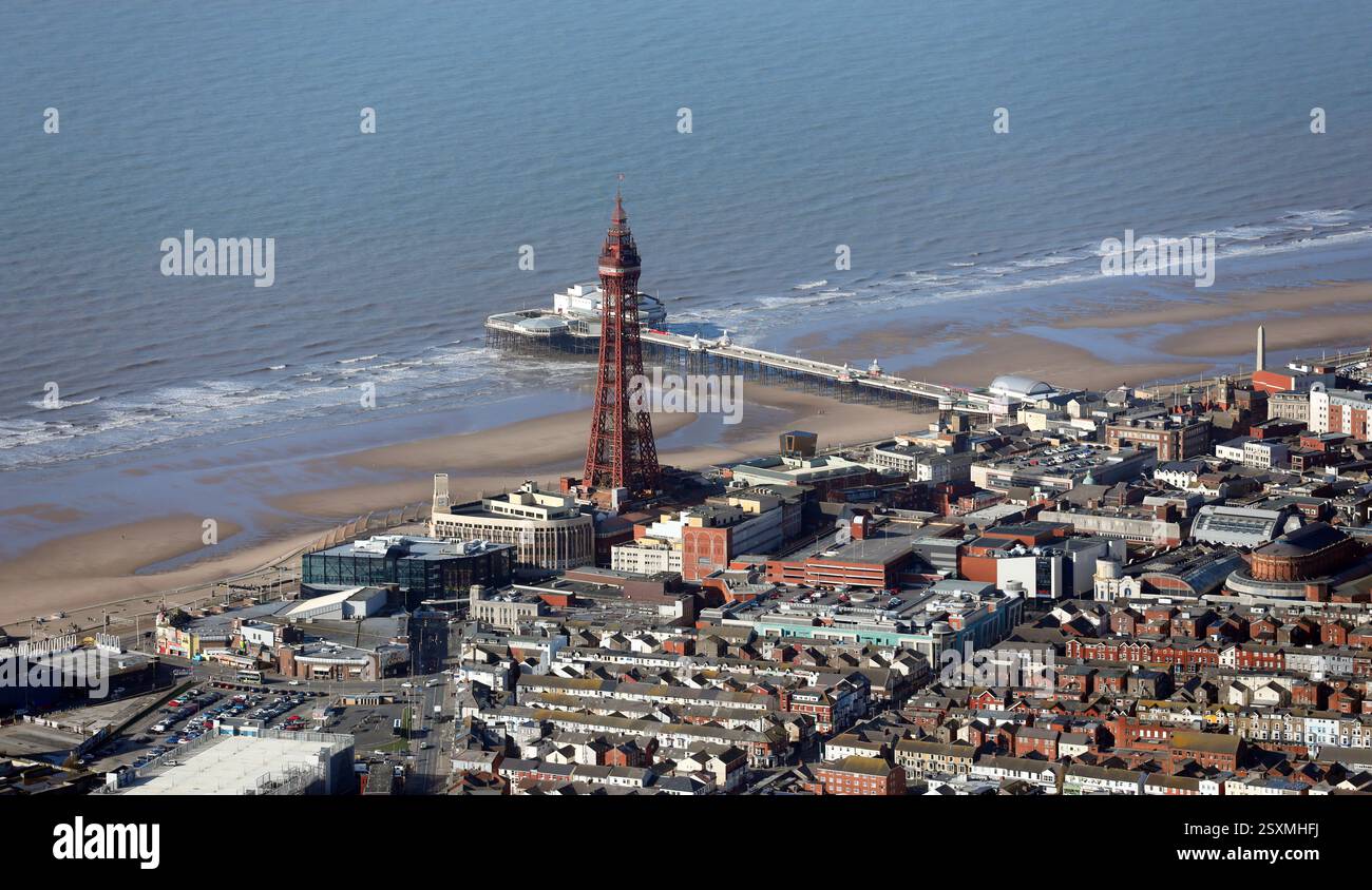 Blick aus der Vogelperspektive auf Blackpool Tower, Uferpromenade und Pier, Lancashire, England Stockfoto
