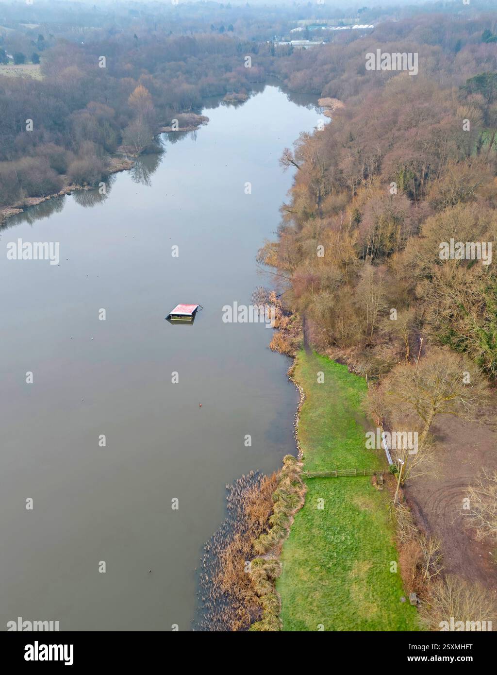 Blick aus der Vogelperspektive auf den Wire Mill Lake, ein Wasserski-Zentrum in der Nähe von lingfield in surrey Stockfoto