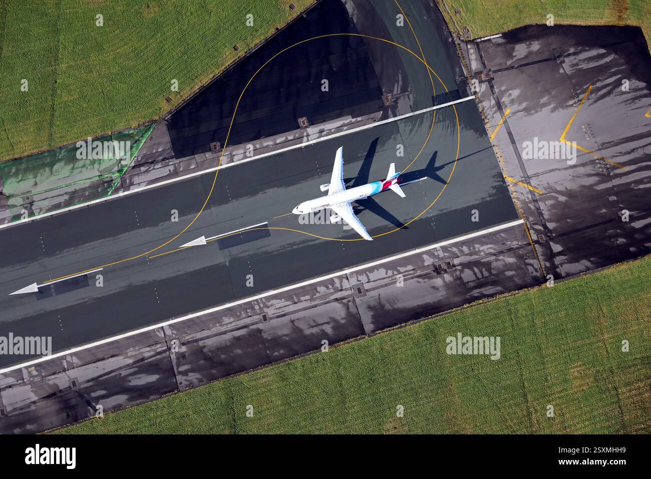 Luftansicht von oben auf einem Eurowings Airbus A320-Flugzeug auf der Landebahn 23R startbereit am Flughafen Manchester, deutsches Kennzeichen D-ABNK Stockfoto