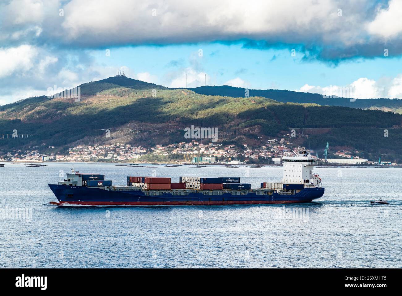 Frachtschiffe KILIA, die aus Vigo, Spanien, Europa abfahren. Stockfoto