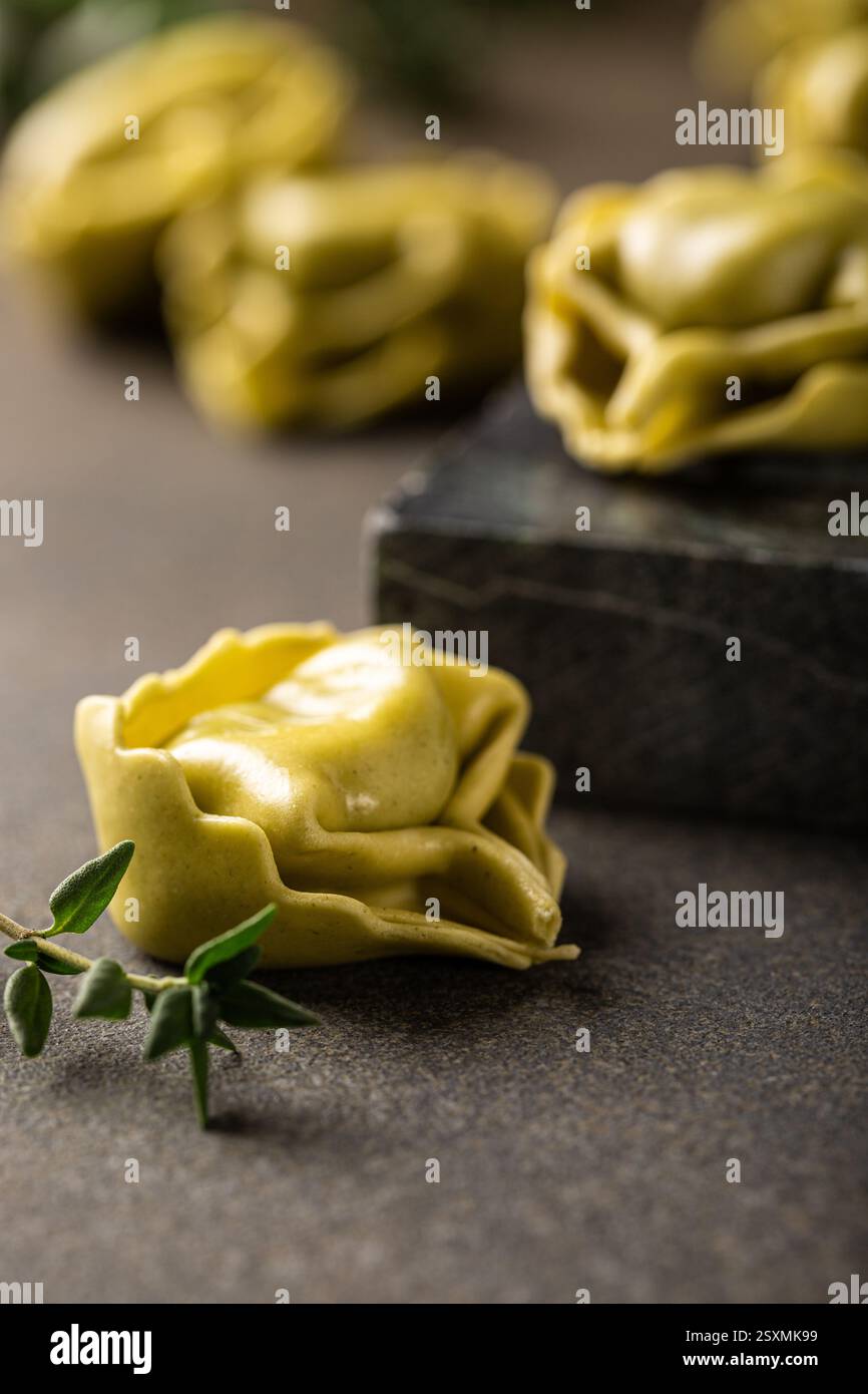 Frische Tortellini gefüllt mit Ricotta und Spinat Stockfoto