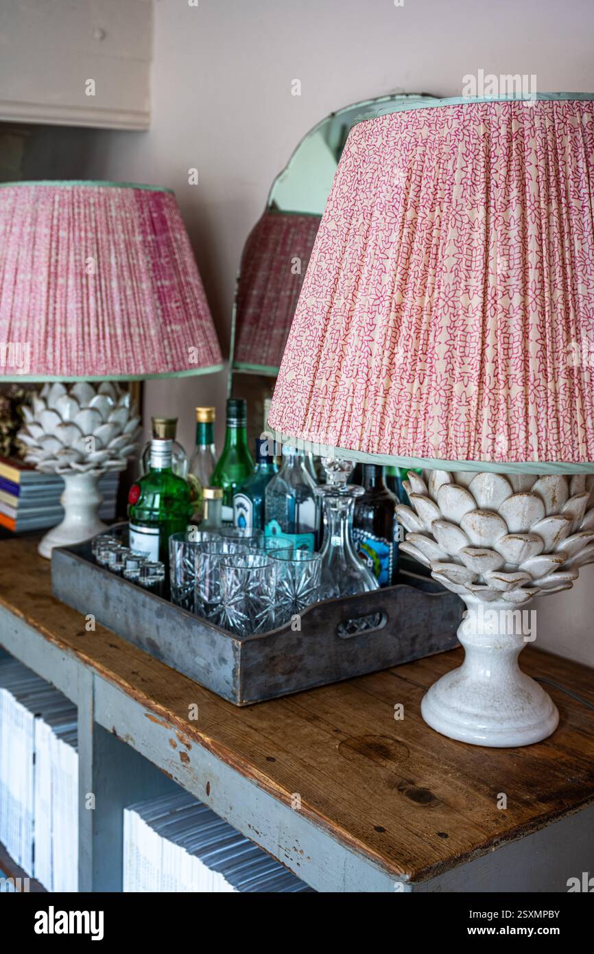 Paar Lampen und Getränketablett in Chalford Weavers Cottage in den Cotswolds, Gloucestershire, England, Großbritannien. Stockfoto