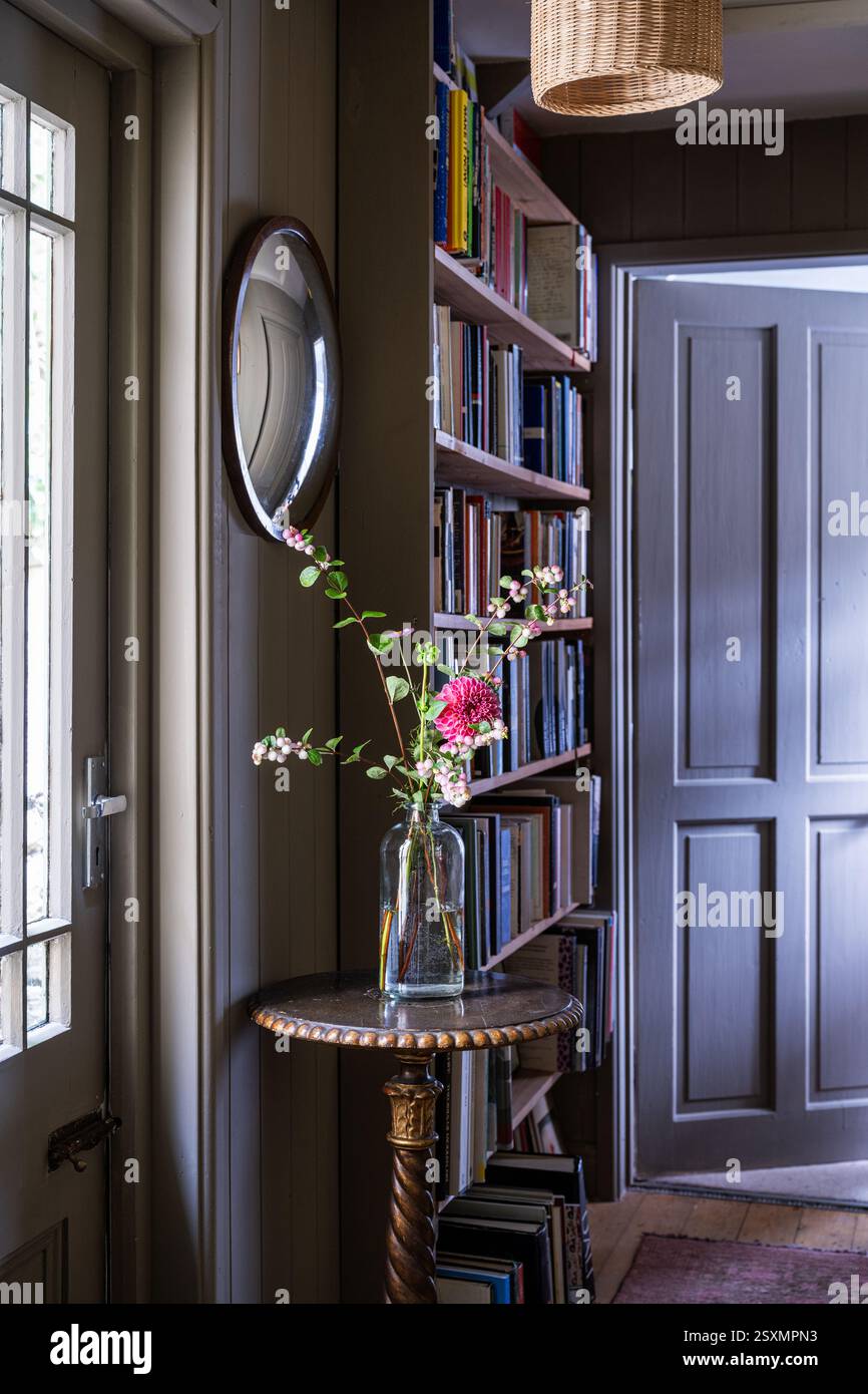 Wildblumen auf der Flasche auf dem Beistelltisch in Chalford Weavers Cottage in den Cotswolds, Gloucestershire, England, Großbritannien. Stockfoto