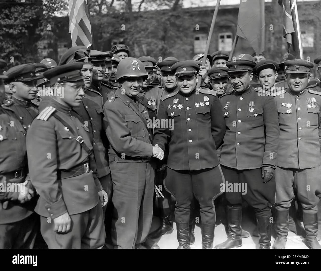 Am 25. April 1945 trafen sich die sowjetischen und amerikanischen Truppen an der Elbe bei Torgau in Deutschland, was einen wichtigen Schritt zum Ende des Zweiten Weltkriegs in Europa bedeutete 69 58. Dieser Kontakt zwischen den Sowjets, die aus dem Osten vorrückten, und den Amerikanern, die aus dem Westen vorrückten, bedeutete, dass die beiden Mächte Deutschland praktisch in zwei Teile zerschnitten. Stockfoto