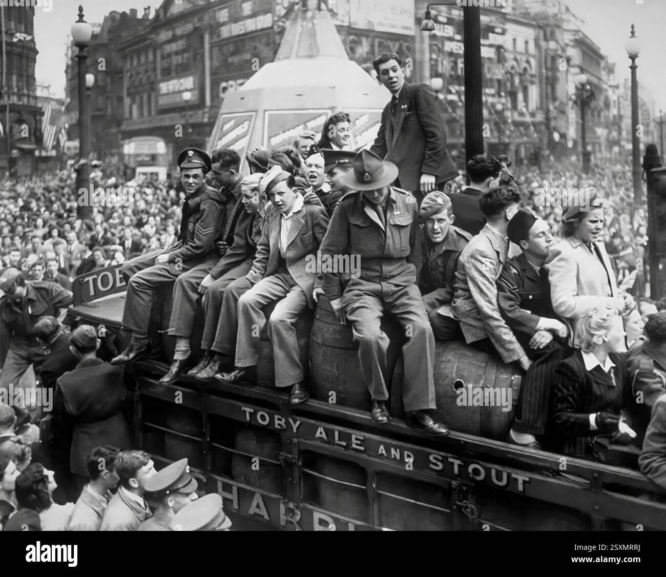 Überfüllte LKW bahnten sich ihren Weg durch die Londoner Straßen während der Feierlichkeiten zum Sieg in Europa am 8. Mai 1945. Es folgte die bedingungslose Kapitulation der deutschen Streitkräfte am 7. Mai. Stockfoto Überfüllte LKW bahnten sich ihren Weg durch die Londoner Straßen während der Feierlichkeiten zum Sieg in Europa am 8. Mai 1945. Es folgte die bedingungslose Kapitulation der deutschen Streitkräfte am 7. Mai. Stockfoto