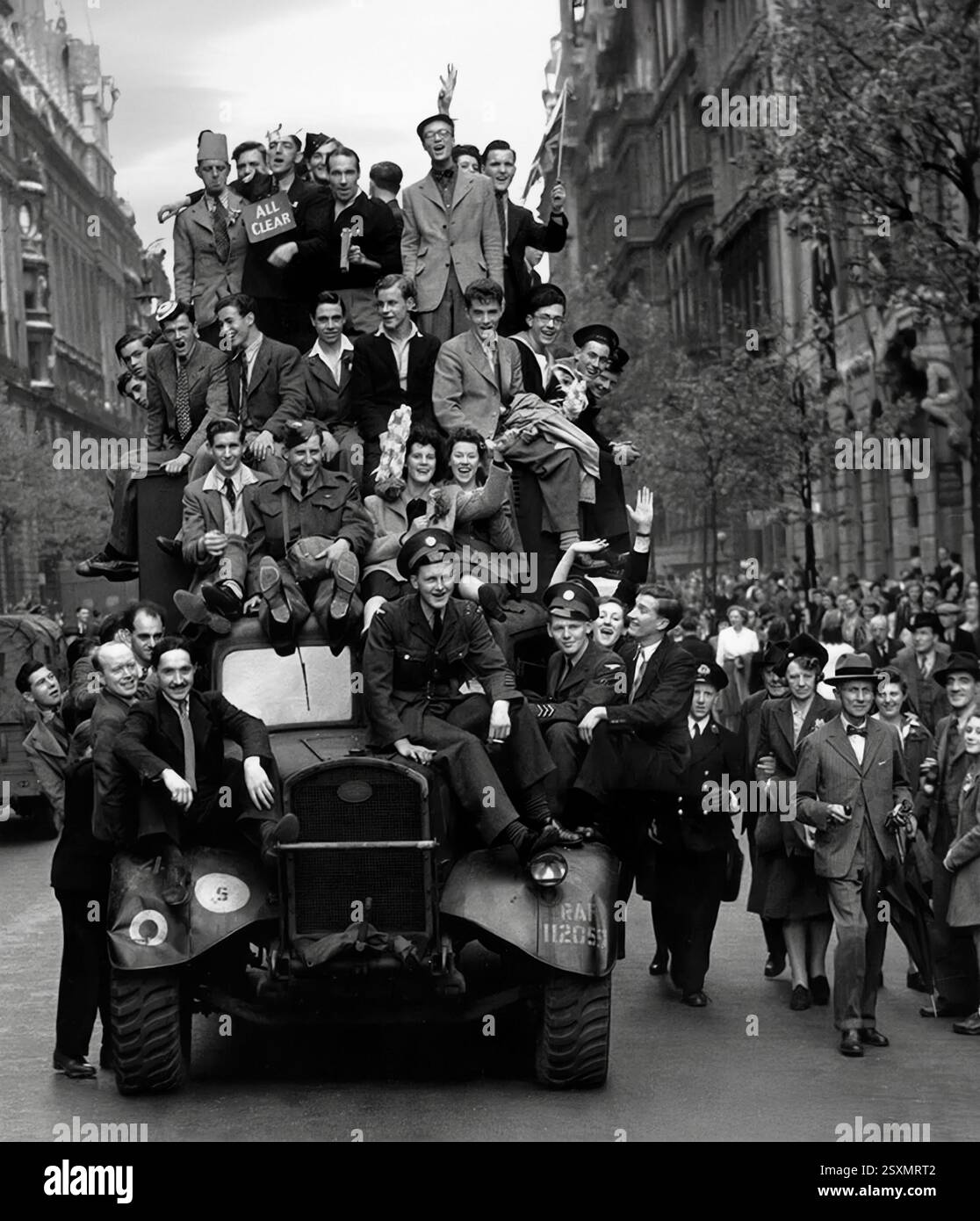 Überfüllte LKW bahnten sich ihren Weg durch die Londoner Straßen während der Feierlichkeiten zum Sieg in Europa am 8. Mai 1945. Es folgte die bedingungslose Kapitulation der deutschen Streitkräfte am 7. Mai. Stockfoto Überfüllte LKW bahnten sich ihren Weg durch die Londoner Straßen während der Feierlichkeiten zum Sieg in Europa am 8. Mai 1945. Es folgte die bedingungslose Kapitulation der deutschen Streitkräfte am 7. Mai. Stockfoto