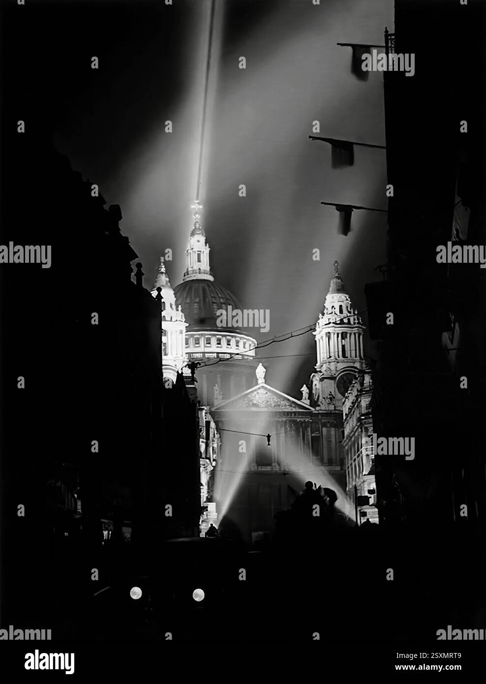 Suchen Sie Lichter rund um die St Paul's Cathedral in London während der Feierlichkeiten zum Siegestag in Europa am 8. Mai 1945. Es folgte die bedingungslose Kapitulation der deutschen Streitkräfte am 7. Mai. Stockfoto Suchen Sie Lichter rund um die St Paul's Cathedral in London während der Feierlichkeiten zum Siegestag in Europa am 8. Mai 1945. Es folgte die bedingungslose Kapitulation der deutschen Streitkräfte am 7. Mai. Stockfoto
