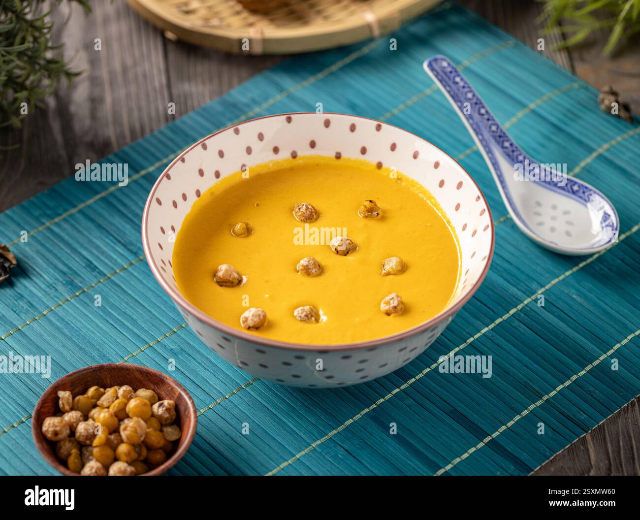 Cremige Kürbissuppe garniert mit gerösteten Kichererbsen in einer Schüssel Stockfoto