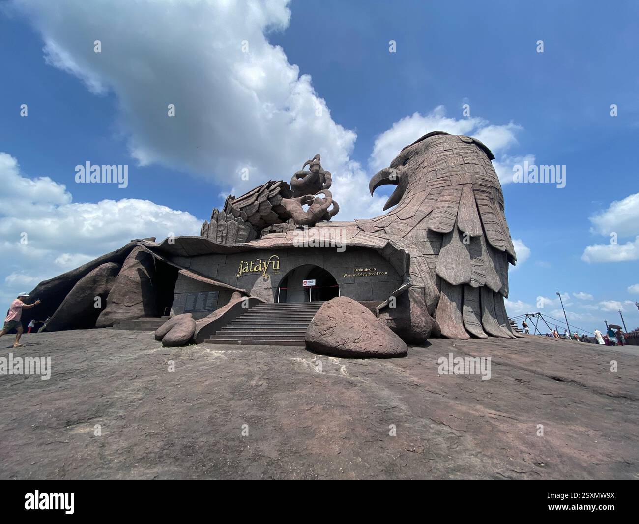 Eine atemberaubende Attraktion mit der weltweit größten Vogelskulptur, die den mythischen Jatayu aus dem Ramayana darstellt. Hoch oben auf einem malerischen Hügel. - Smartphone-aufgenommenes Stockfoto
