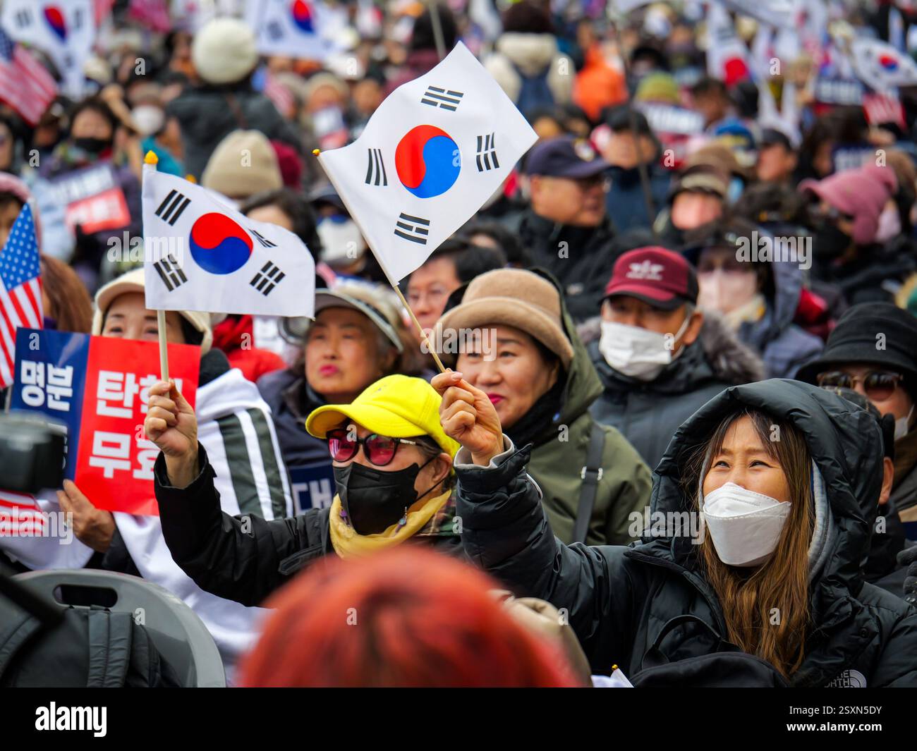 Seoul, Südkorea. Februar 2025. Anhänger des angegriffenen südkoreanischen Präsidenten Yoon Suk-Yeol halten am Dienstag, den 25. Februar 2025, eine Kundgebung in der Nähe des Verfassungsgerichts in Seoul, Südkorea. Die letzte Anhörung in Yoons Amtsenthebungsverfahren fand Dienstag statt. Foto: Thomas Maresca/UPI Credit: UPI/Alamy Live News Stockfoto Seoul, Südkorea. Februar 2025. Anhänger des angegriffenen südkoreanischen Präsidenten Yoon Suk-Yeol halten am Dienstag, den 25. Februar 2025, eine Kundgebung in der Nähe des Verfassungsgerichts in Seoul, Südkorea. Die letzte Anhörung in Yoons Amtsenthebungsverfahren fand Dienstag statt. Foto: Thomas Maresca/UPI Credit: UPI/Alamy Live News Stockfoto
