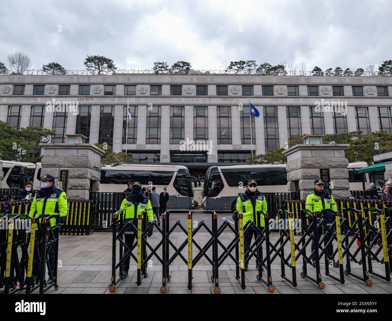Seoul, Südkorea. Februar 2025. Die Polizei steht vor dem Verfassungsgericht während des Prozesses gegen den angeklagten Präsidenten Yoon Suk Yeol in Seoul, Südkorea, am Dienstag, den 25. Februar 2025. Die letzte Anhörung in Yoons Amtsenthebungsverfahren fand Dienstag statt. Foto: Thomas Maresca/UPI Credit: UPI/Alamy Live News Stockfoto Seoul, Südkorea. Februar 2025. Die Polizei steht vor dem Verfassungsgericht während des Prozesses gegen den angeklagten Präsidenten Yoon Suk Yeol in Seoul, Südkorea, am Dienstag, den 25. Februar 2025. Die letzte Anhörung in Yoons Amtsenthebungsverfahren fand Dienstag statt. Foto: Thomas Maresca/UPI Credit: UPI/Alamy Live News Stockfoto