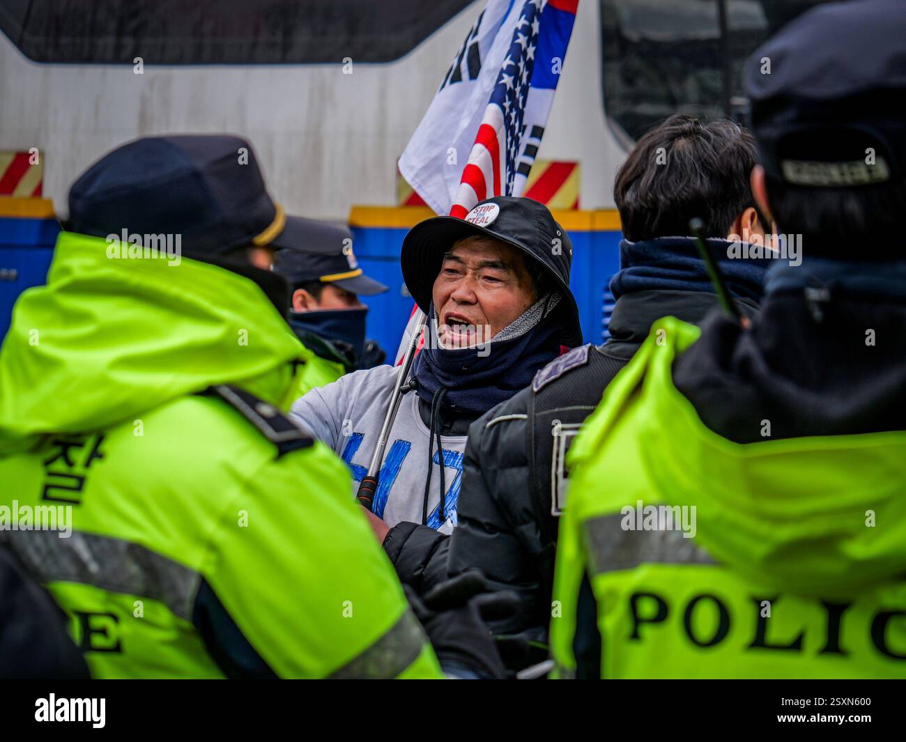 Seoul, Südkorea. Februar 2025. Ein Unterstützer des angeklagten südkoreanischen Präsidenten Yoon Suk-Yeol schreit die Polizei in der Nähe des Verfassungsgerichts in Seoul, Südkorea, am Dienstag, den 25. Februar 2025 an. Die letzte Anhörung in Yoons Amtsenthebungsverfahren fand Dienstag statt. Foto: Thomas Maresca/UPI Credit: UPI/Alamy Live News Stockfoto Seoul, Südkorea. Februar 2025. Ein Unterstützer des angeklagten südkoreanischen Präsidenten Yoon Suk-Yeol schreit die Polizei in der Nähe des Verfassungsgerichts in Seoul, Südkorea, am Dienstag, den 25. Februar 2025 an. Die letzte Anhörung in Yoons Amtsenthebungsverfahren fand Dienstag statt. Foto: Thomas Maresca/UPI Credit: UPI/Alamy Live News Stockfoto