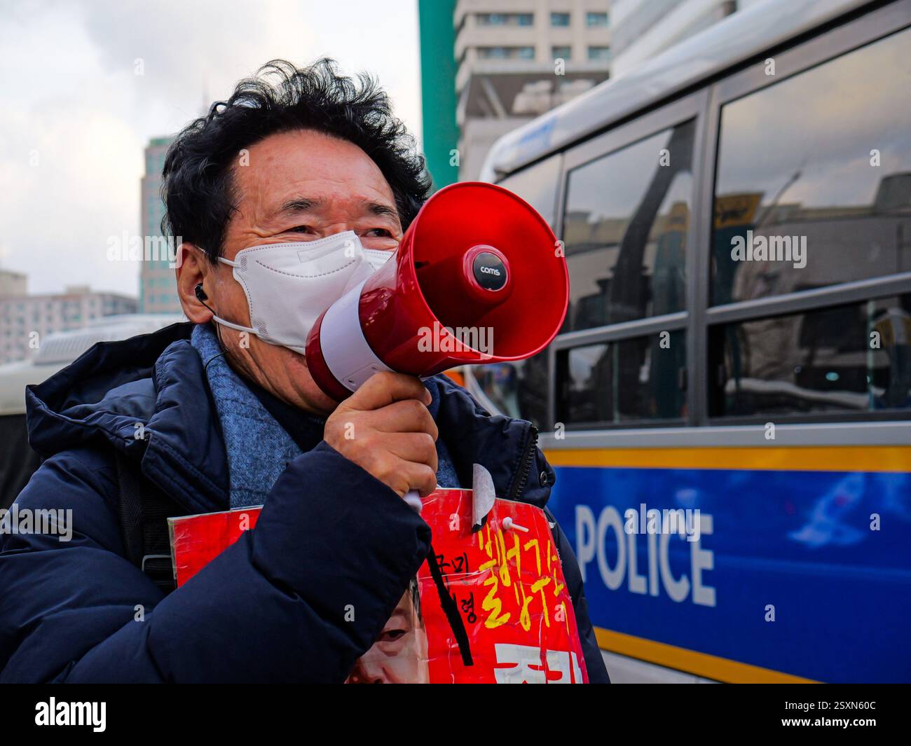Seoul, Südkorea. Februar 2025. Ein Unterstützer des angeklagten südkoreanischen Präsidenten Yoon Suk-Yeol schreit am Dienstag, den 25. Februar 2025, in ein Bullhorn gegenüber dem Verfassungsgericht in Seoul, Südkorea. Die letzte Anhörung in Yoons Amtsenthebungsverfahren fand Dienstag statt. Foto: Thomas Maresca/UPI Credit: UPI/Alamy Live News Stockfoto Seoul, Südkorea. Februar 2025. Ein Unterstützer des angeklagten südkoreanischen Präsidenten Yoon Suk-Yeol schreit am Dienstag, den 25. Februar 2025, in ein Bullhorn gegenüber dem Verfassungsgericht in Seoul, Südkorea. Die letzte Anhörung in Yoons Amtsenthebungsverfahren fand Dienstag statt. Foto: Thomas Maresca/UPI Credit: UPI/Alamy Live News Stockfoto