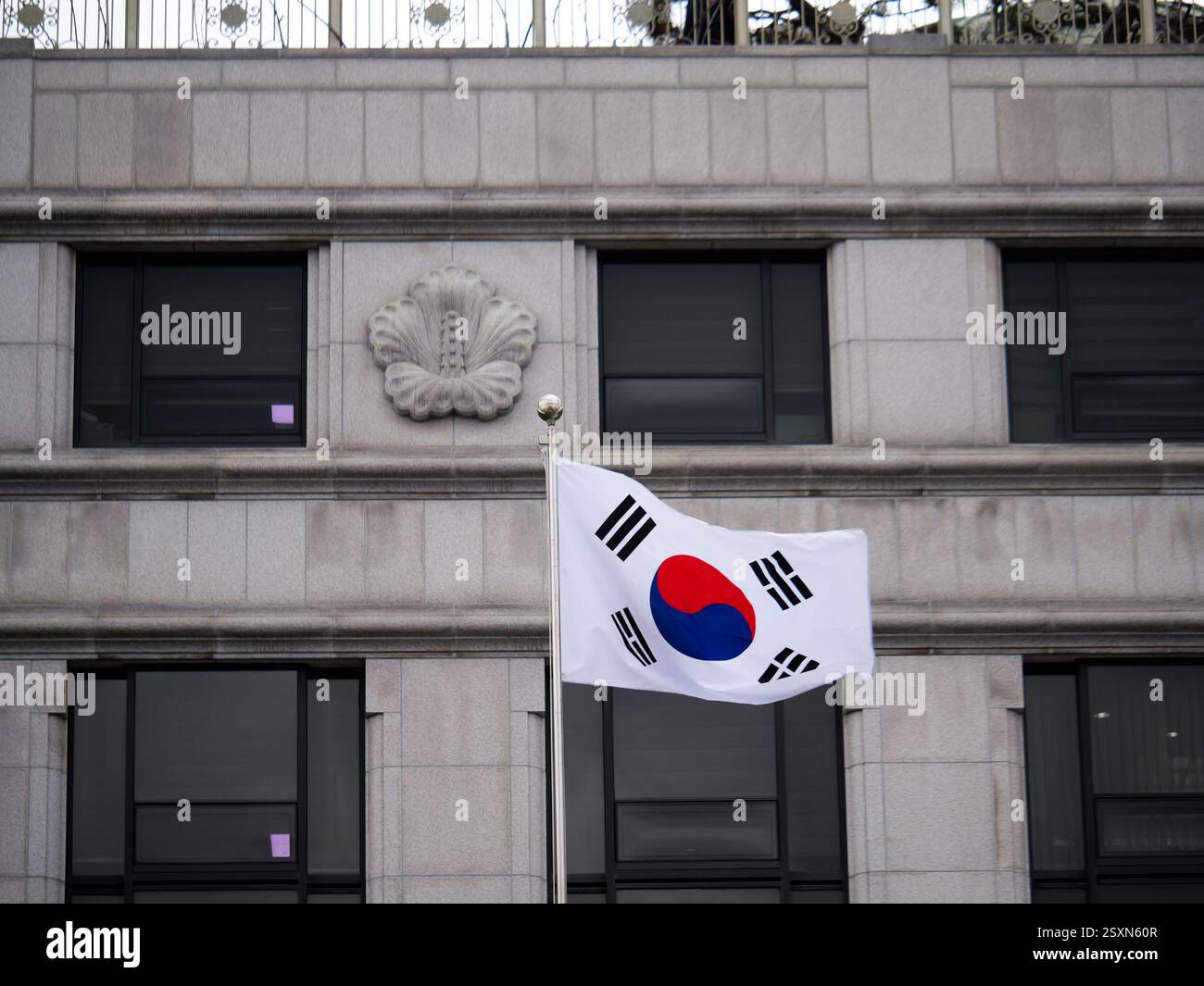 Seoul, Südkorea. Februar 2025. Die südkoreanische Flagge fliegt am Dienstag, den 25. Februar 2025, vor dem Verfassungsgericht während des Prozesses gegen den angeklagten Präsidenten Yoon Suk Yeol in Seoul. Die letzte Anhörung in Yoons Amtsenthebungsverfahren fand Dienstag statt. Foto: Thomas Maresca/UPI Credit: UPI/Alamy Live News Stockfoto Seoul, Südkorea. Februar 2025. Die südkoreanische Flagge fliegt am Dienstag, den 25. Februar 2025, vor dem Verfassungsgericht während des Prozesses gegen den angeklagten Präsidenten Yoon Suk Yeol in Seoul. Die letzte Anhörung in Yoons Amtsenthebungsverfahren fand Dienstag statt. Foto: Thomas Maresca/UPI Credit: UPI/Alamy Live News Stockfoto