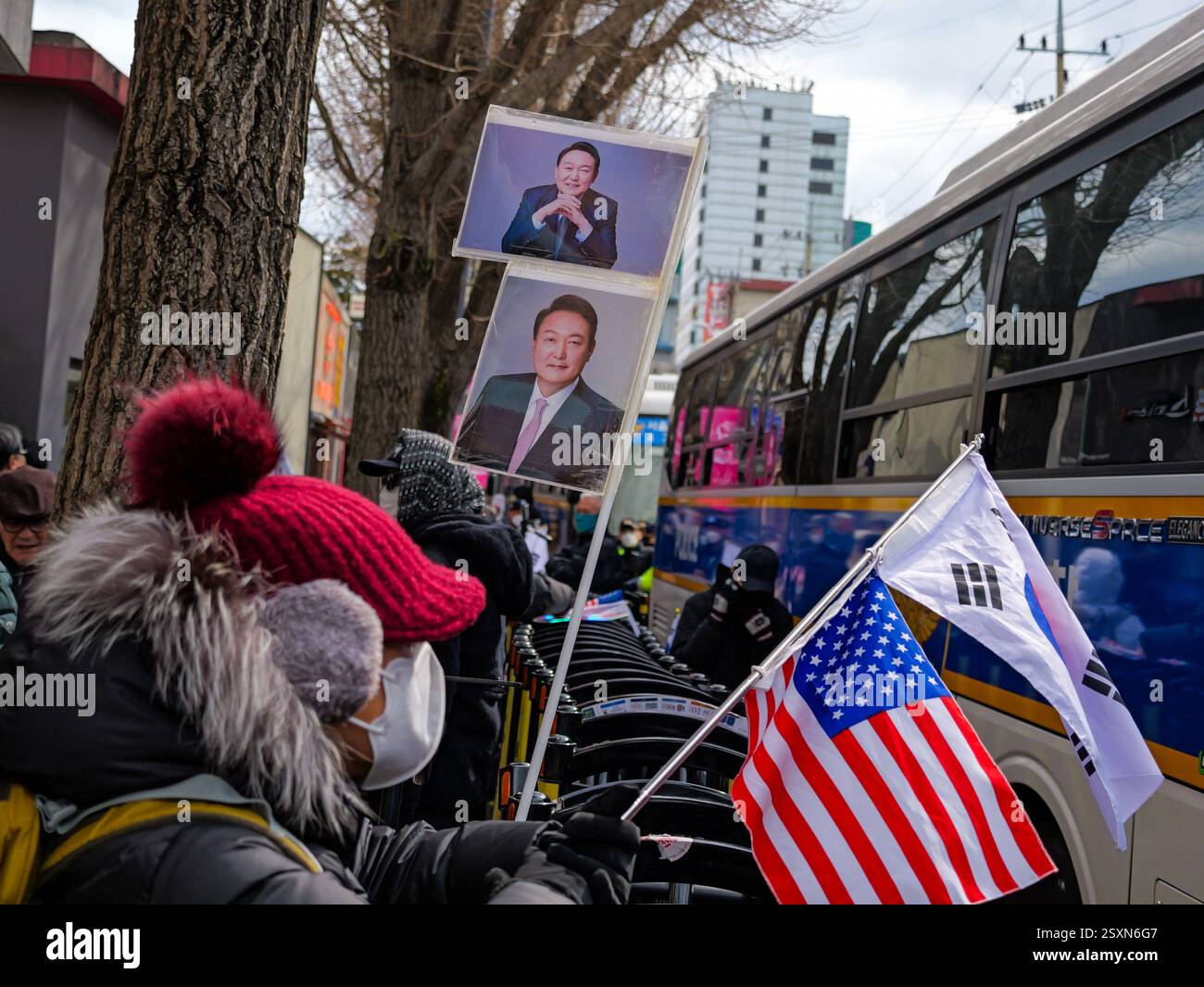 Seoul, Südkorea. Februar 2025. Ein Unterstützer des angeklagten südkoreanischen Präsidenten Yoon Suk-Yeol hält am Dienstag, den 25. Februar 2025, US- und südkoreanische Flaggen und Fotos von Yoon gegenüber dem Verfassungsgericht in Seoul, Südkorea. Die letzte Anhörung in Yoons Amtsenthebungsverfahren fand Dienstag statt. Foto: Thomas Maresca/UPI Credit: UPI/Alamy Live News Stockfoto Seoul, Südkorea. Februar 2025. Ein Unterstützer des angeklagten südkoreanischen Präsidenten Yoon Suk-Yeol hält am Dienstag, den 25. Februar 2025, US- und südkoreanische Flaggen und Fotos von Yoon gegenüber dem Verfassungsgericht in Seoul, Südkorea. Die letzte Anhörung in Yoons Amtsenthebungsverfahren fand Dienstag statt. Foto: Thomas Maresca/UPI Credit: UPI/Alamy Live News Stockfoto