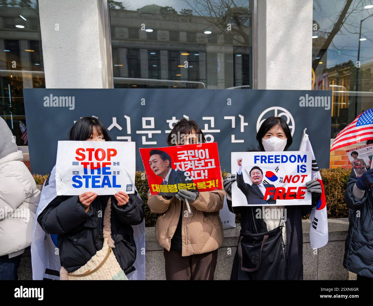 Seoul, Südkorea. Februar 2025. Anhänger des angegriffenen südkoreanischen Präsidenten Yoon Suk-Yeol halten am Dienstag, den 25. Februar 2025, Schilder gegenüber vom Verfassungsgericht in Seoul, Südkorea. Die letzte Anhörung in Yoons Amtsenthebungsverfahren fand Dienstag statt. Foto: Thomas Maresca/UPI Credit: UPI/Alamy Live News Stockfoto Seoul, Südkorea. Februar 2025. Anhänger des angegriffenen südkoreanischen Präsidenten Yoon Suk-Yeol halten am Dienstag, den 25. Februar 2025, Schilder gegenüber vom Verfassungsgericht in Seoul, Südkorea. Die letzte Anhörung in Yoons Amtsenthebungsverfahren fand Dienstag statt. Foto: Thomas Maresca/UPI Credit: UPI/Alamy Live News Stockfoto