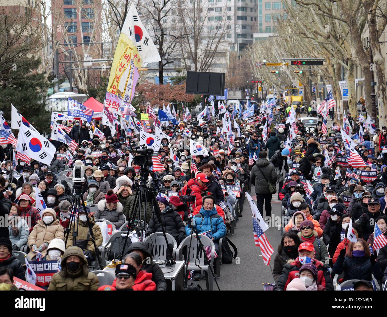 Seoul, Südkorea. Februar 2025. Anhänger des angegriffenen südkoreanischen Präsidenten Yoon Suk-Yeol halten am Dienstag, den 25. Februar 2025, eine Kundgebung in der Nähe des Verfassungsgerichts in Seoul, Südkorea. Die letzte Anhörung in Yoons Amtsenthebungsverfahren fand Dienstag statt. Foto: Thomas Maresca/UPI Credit: UPI/Alamy Live News Stockfoto Seoul, Südkorea. Februar 2025. Anhänger des angegriffenen südkoreanischen Präsidenten Yoon Suk-Yeol halten am Dienstag, den 25. Februar 2025, eine Kundgebung in der Nähe des Verfassungsgerichts in Seoul, Südkorea. Die letzte Anhörung in Yoons Amtsenthebungsverfahren fand Dienstag statt. Foto: Thomas Maresca/UPI Credit: UPI/Alamy Live News Stockfoto