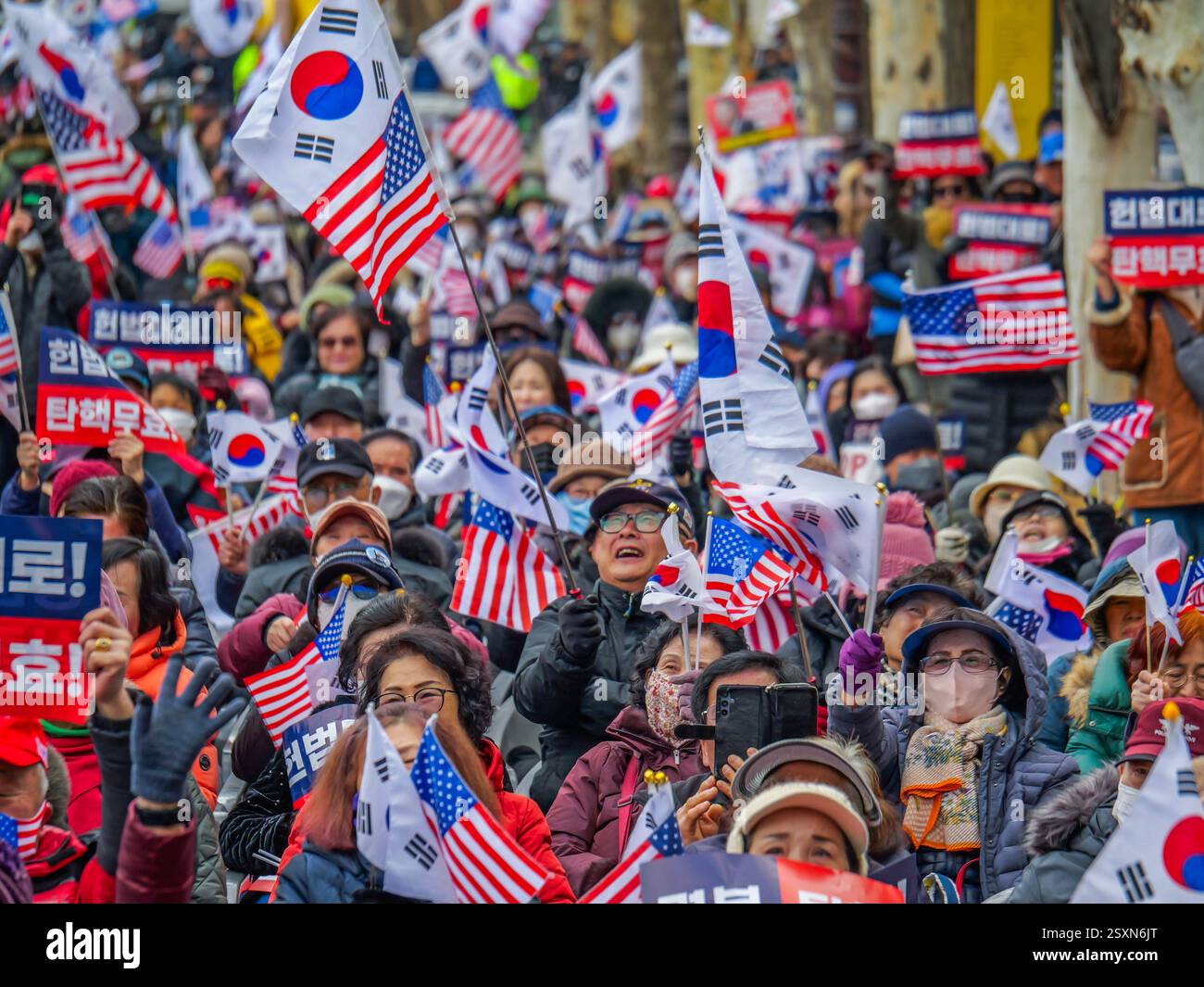 Seoul, Südkorea. Februar 2025. Anhänger des angegriffenen südkoreanischen Präsidenten Yoon Suk-Yeol halten am Dienstag, den 25. Februar 2025, eine Kundgebung in der Nähe des Verfassungsgerichts in Seoul, Südkorea. Die letzte Anhörung in Yoons Amtsenthebungsverfahren fand Dienstag statt. Foto: Thomas Maresca/UPI Credit: UPI/Alamy Live News Stockfoto Seoul, Südkorea. Februar 2025. Anhänger des angegriffenen südkoreanischen Präsidenten Yoon Suk-Yeol halten am Dienstag, den 25. Februar 2025, eine Kundgebung in der Nähe des Verfassungsgerichts in Seoul, Südkorea. Die letzte Anhörung in Yoons Amtsenthebungsverfahren fand Dienstag statt. Foto: Thomas Maresca/UPI Credit: UPI/Alamy Live News Stockfoto