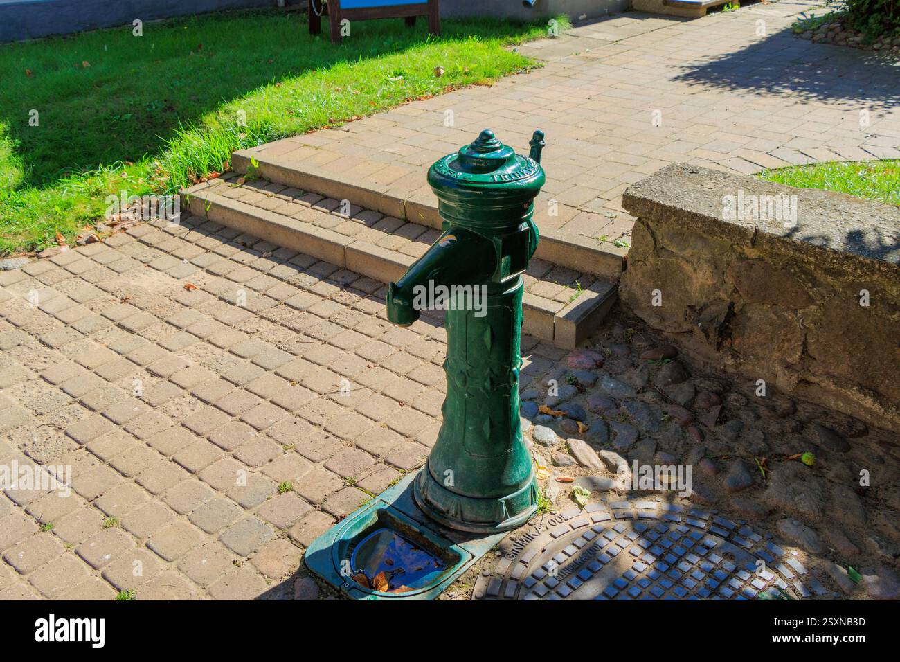Kuldiga. Wassersäule. Eine Wassersäule (Hydrant) ist eine Vorrichtung zur Wasserversorgung aus einem zentralen Wasserversorgungssystem. Stockfoto