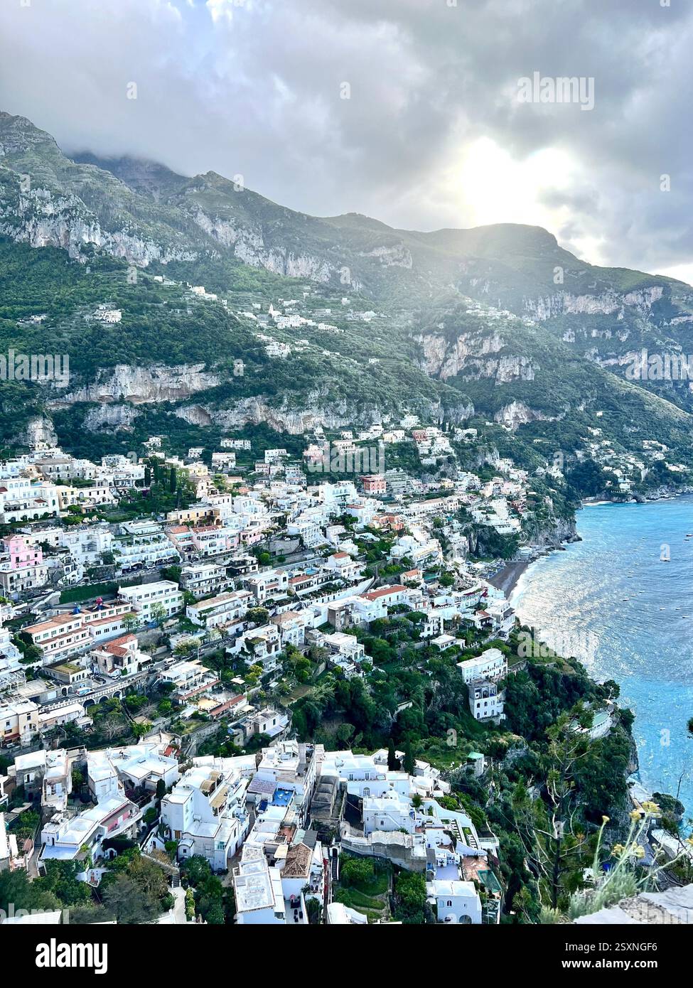 Atemberaubender Blick auf die Küste von Positano, Italien - Smartphone-aufgenommenes Stockfoto